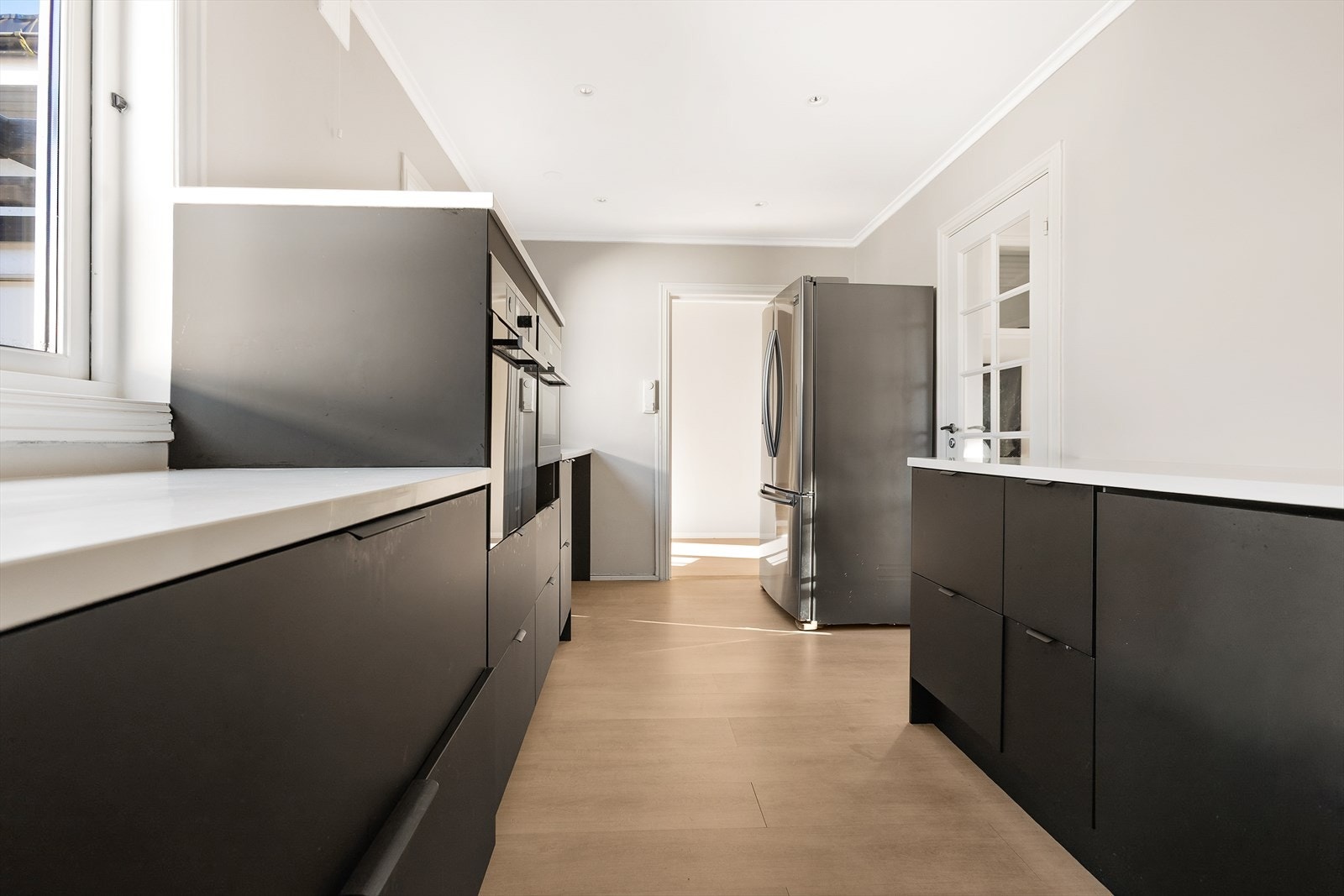 Den gjennomgående planløsningen på kjøkkenet gir god arbeidsflyt. Galleribilde