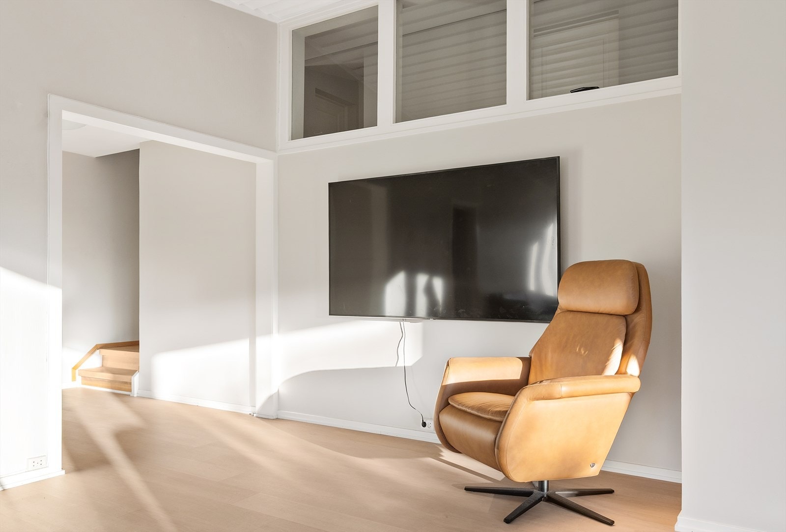 En egen del av stuen er tilrettelagt som en adskilt TV-krok. Galleribilde