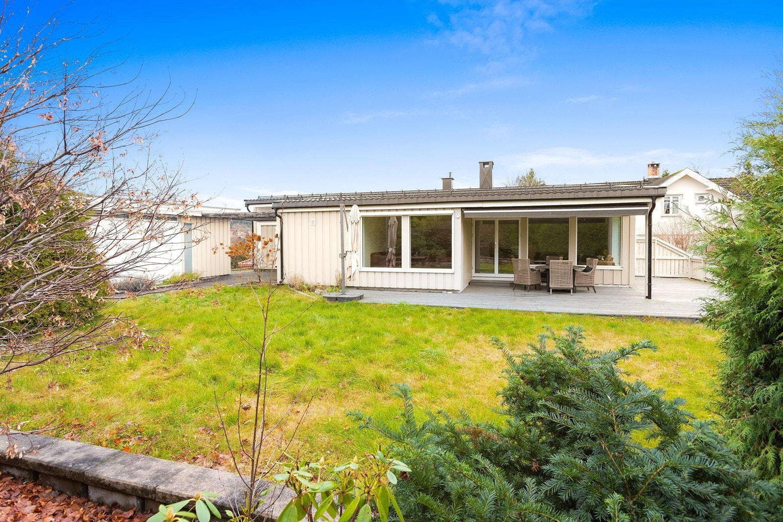 Enebolig med en romslig hage og gode uteplasser. Galleribilde