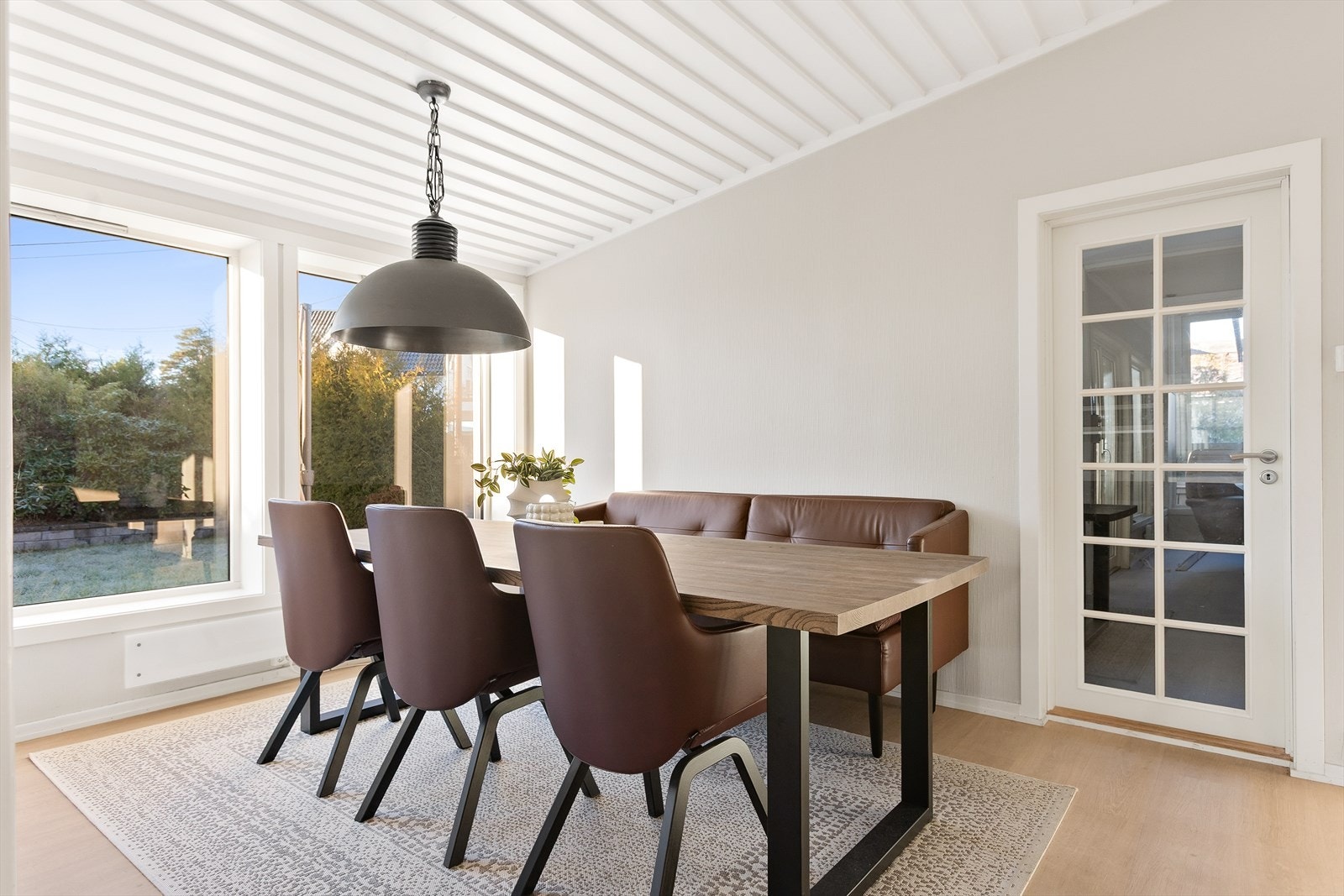 Spisestuen har plass til et stort spisebord for hyggelige sammenkomster. Galleribilde