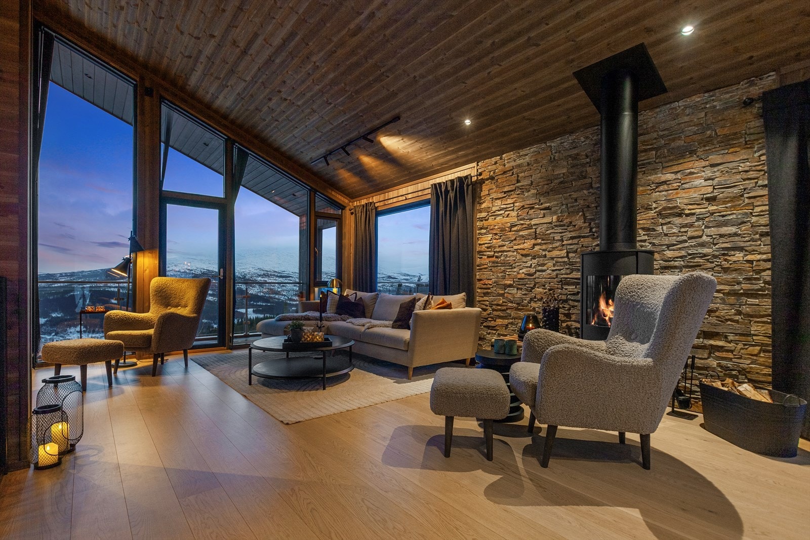 Her har man muligheten til å sikre seg en rå fritidsbolig over to plan med utsøkt utsikt. Galleribilde