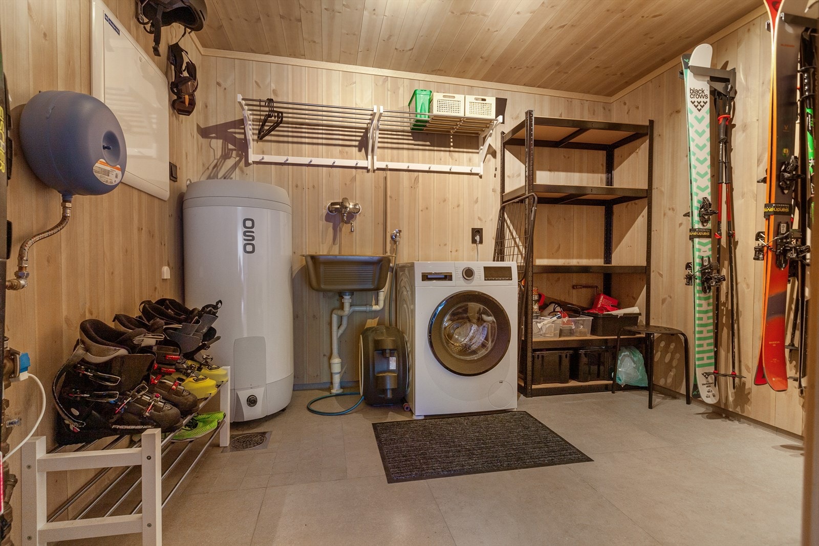 Romslig vaskerom med god oppbevaringsplass. Galleribilde