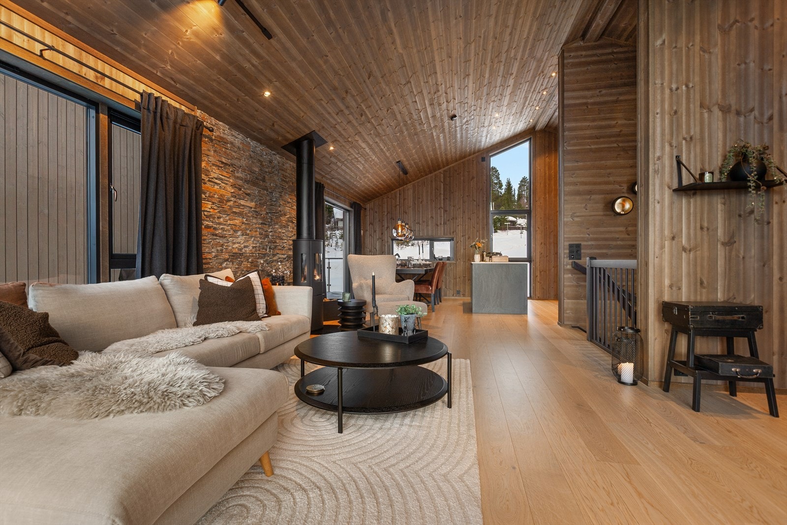 Stuen og kjøkkenet har en flott åpen løsning med god plass til flere sittegrupper. Galleribilde