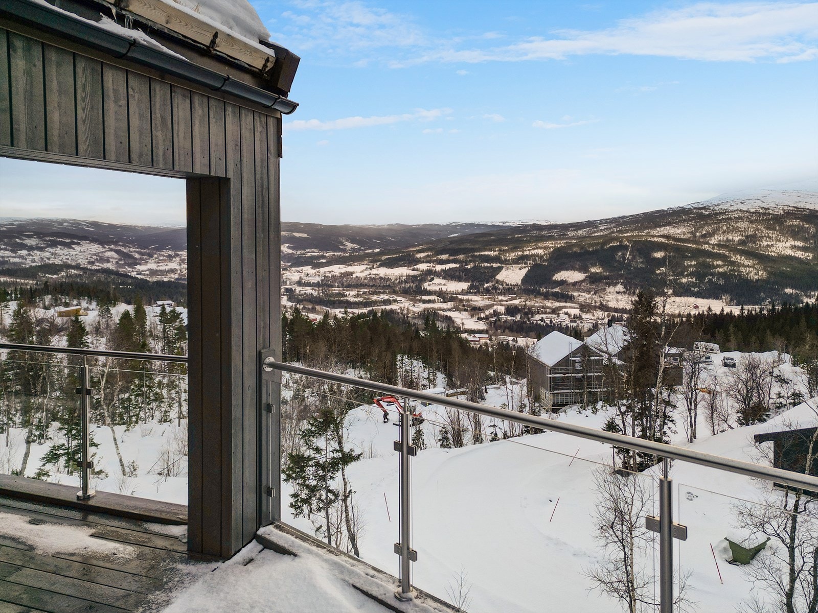 Eiendommen nyter av gode solforhold hele dagen, og har en vidstrakt utsikt utover dalen. Galleribilde