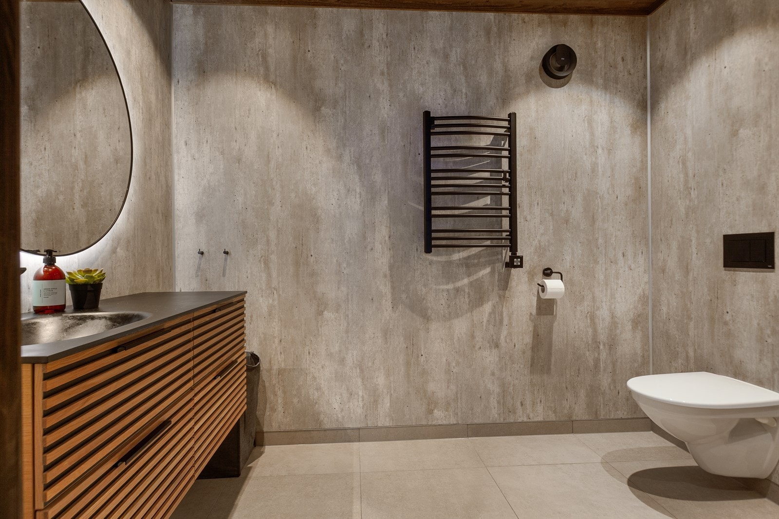 Vakkert og stiltrent bad med varme i gulv. Galleribilde