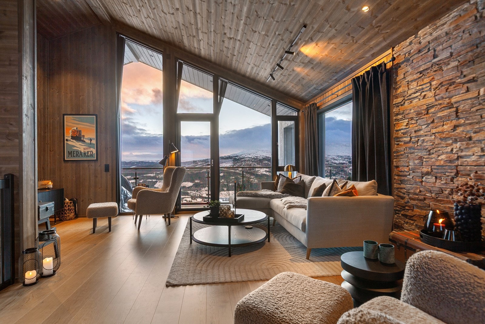 Stuen nyter av god takhøyde og store vindusflater som gir rommet rikelig med naturlig lysinnslipp. Galleribilde