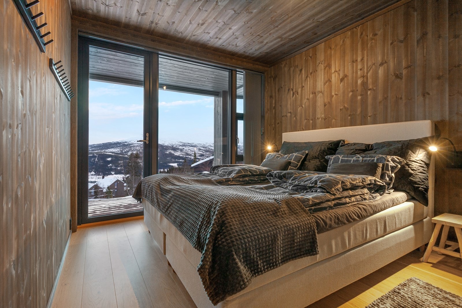 Hovedsoverommet har god plass til ønsket sengestørrelse samt tilhørende møblement, her med utgang til platting. Galleribilde