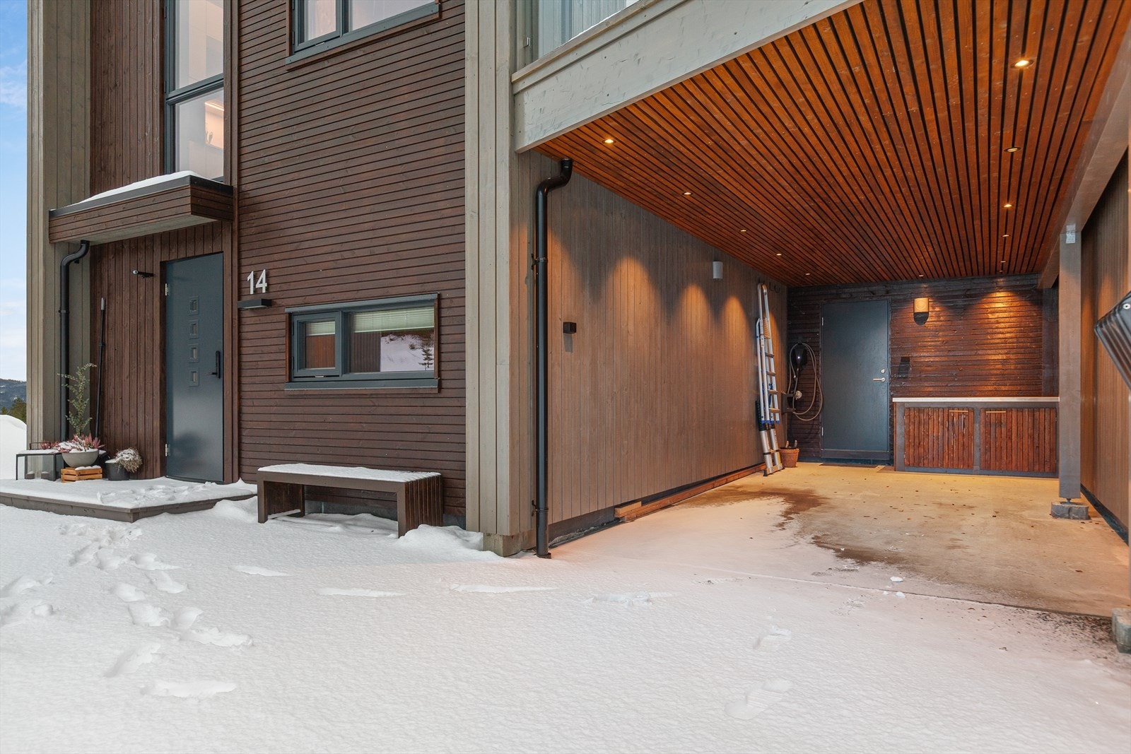 Parkering i romslig carport med elbillader. Galleribilde