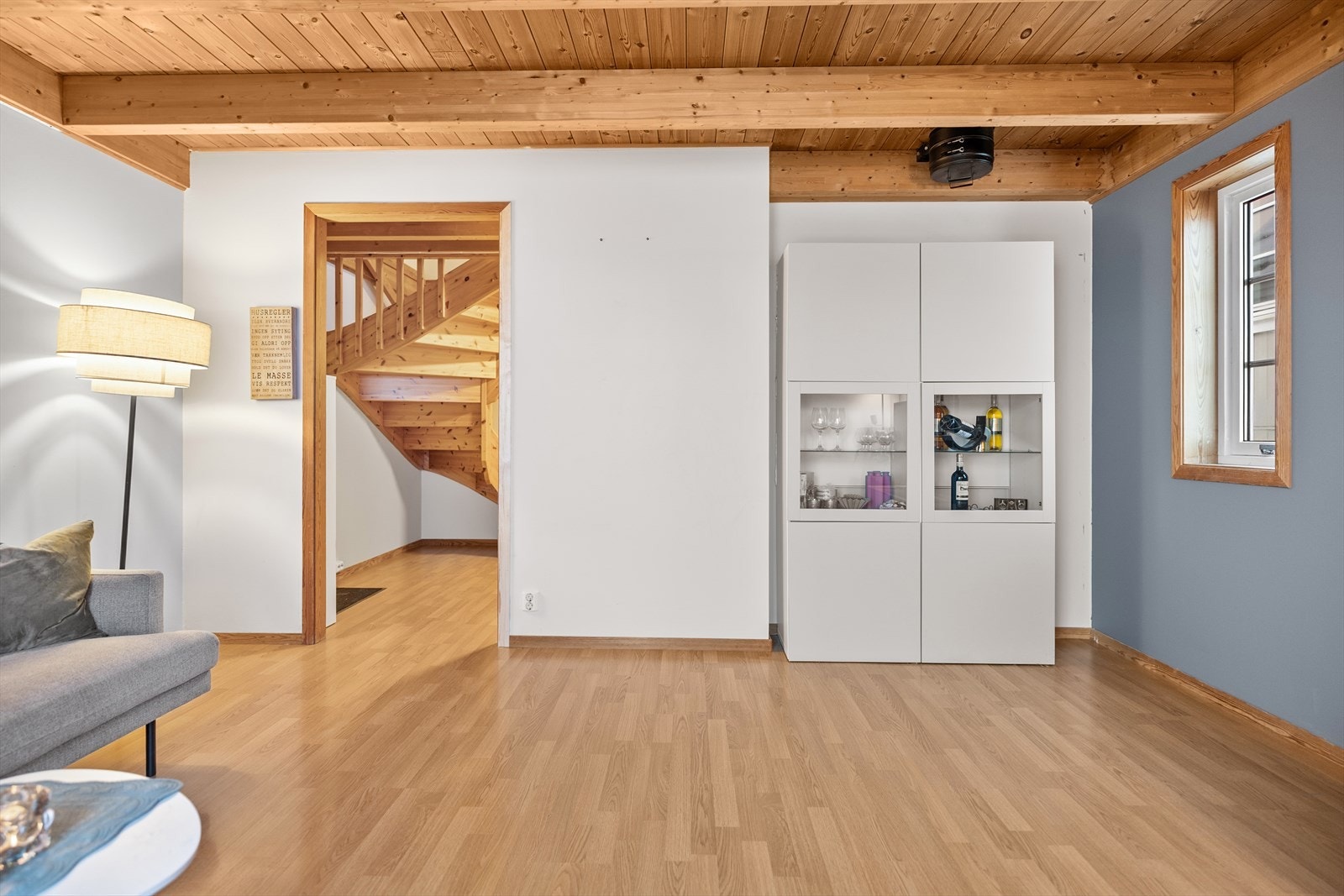 Stuen er lys og romslig i et tidsriktig fargevalg. Galleribilde