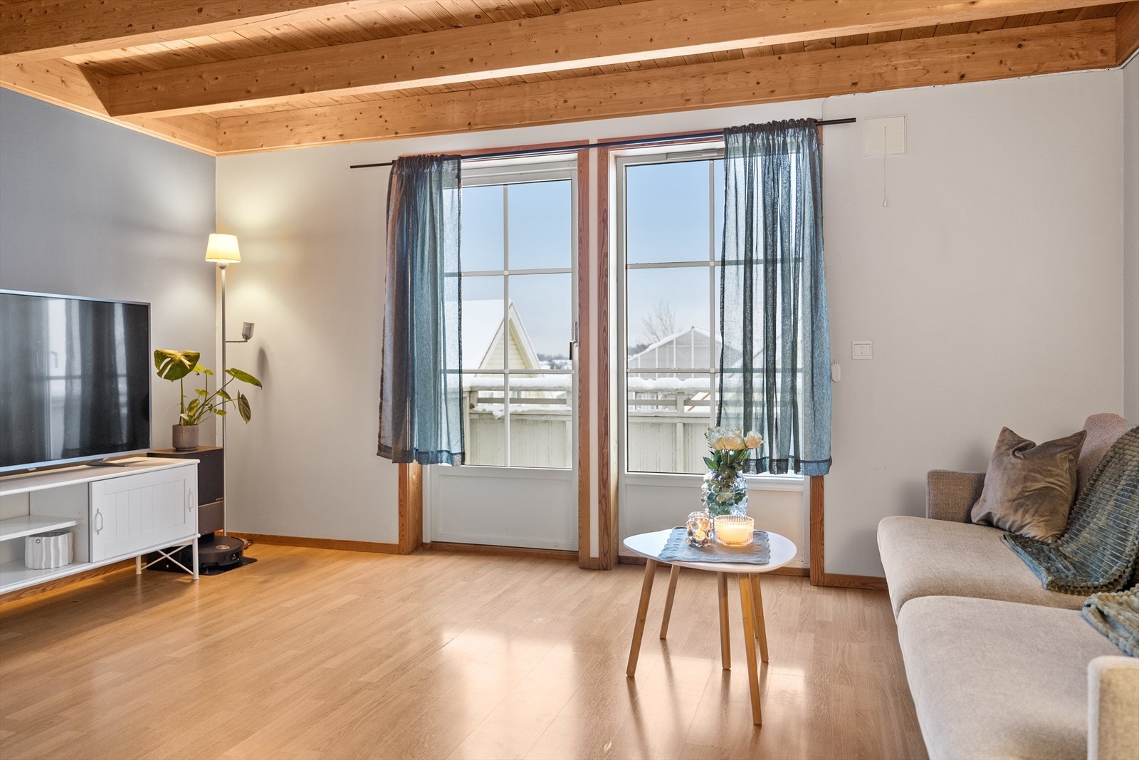 Romslig stuen med utgang til veranda. Galleribilde