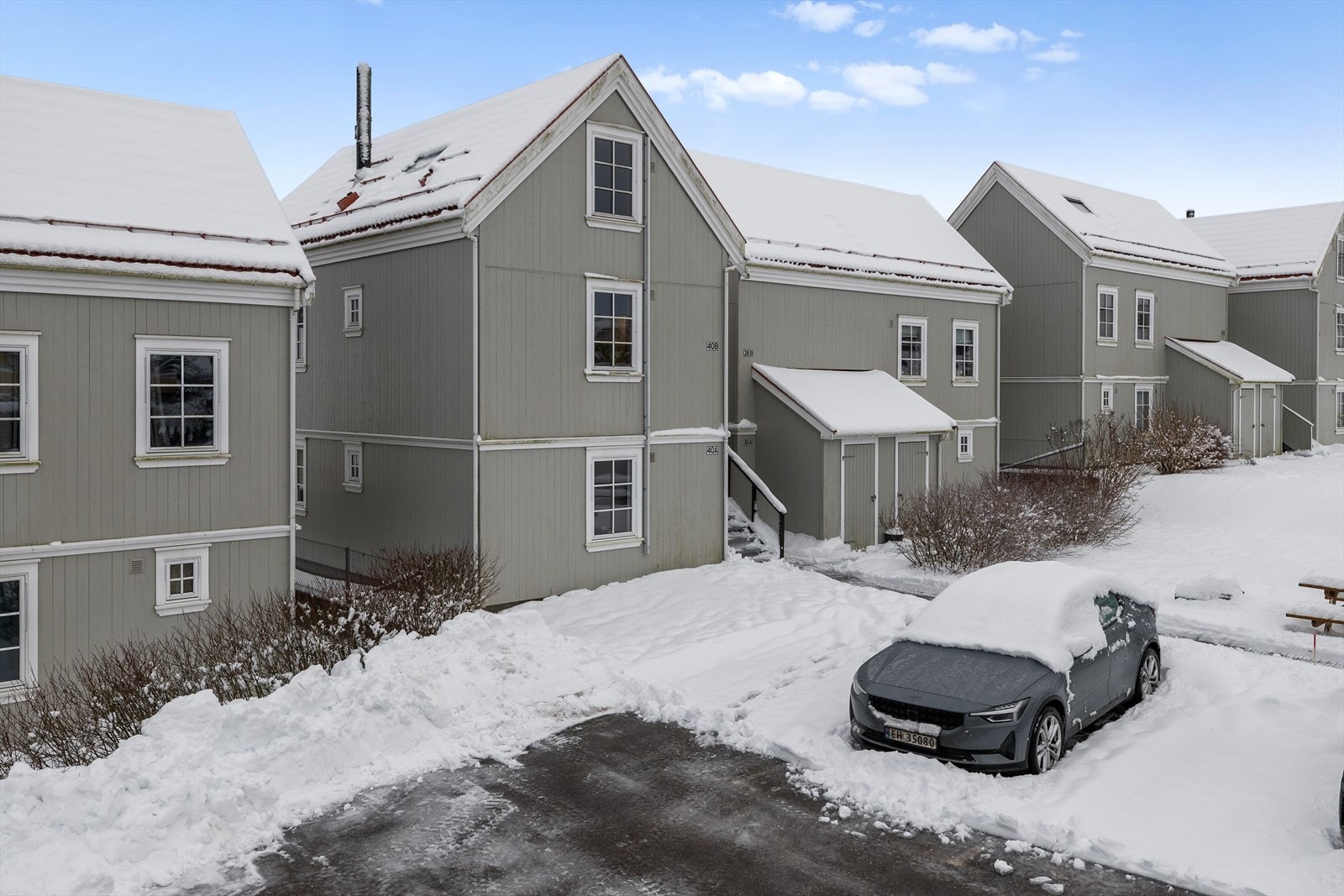 Til boligen medfølger romslig utvendig bod, parkering i felles garasjeanlegg samt ekstra lagringsplass i felles kjellerbod. Galleribilde