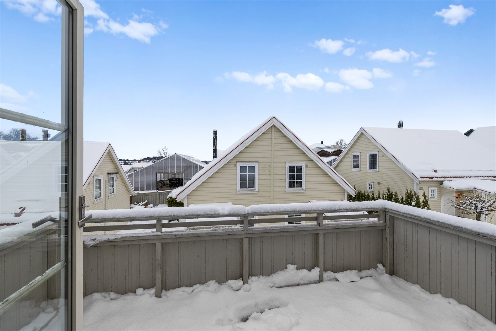 Her har du fin plass til utemøblement, grill og beplantning. Galleribilde