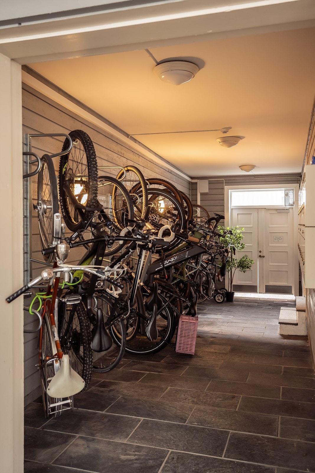 Det er et hyggelig flislagt inngangsparti og sykkelparkering under tak. Galleribilde