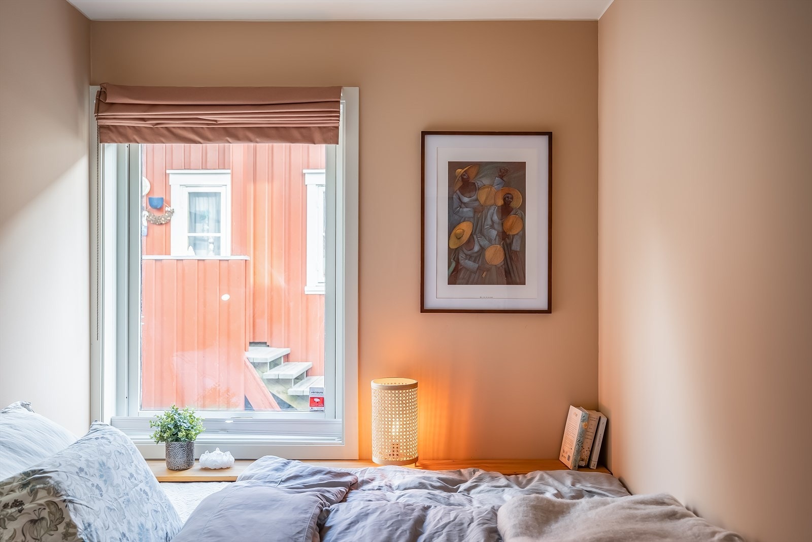 Begge soverommene vender ut mot bakgård. Veggen mellom soverommene kan fjernes til fordel for større soverom om ønskelig. Galleribilde