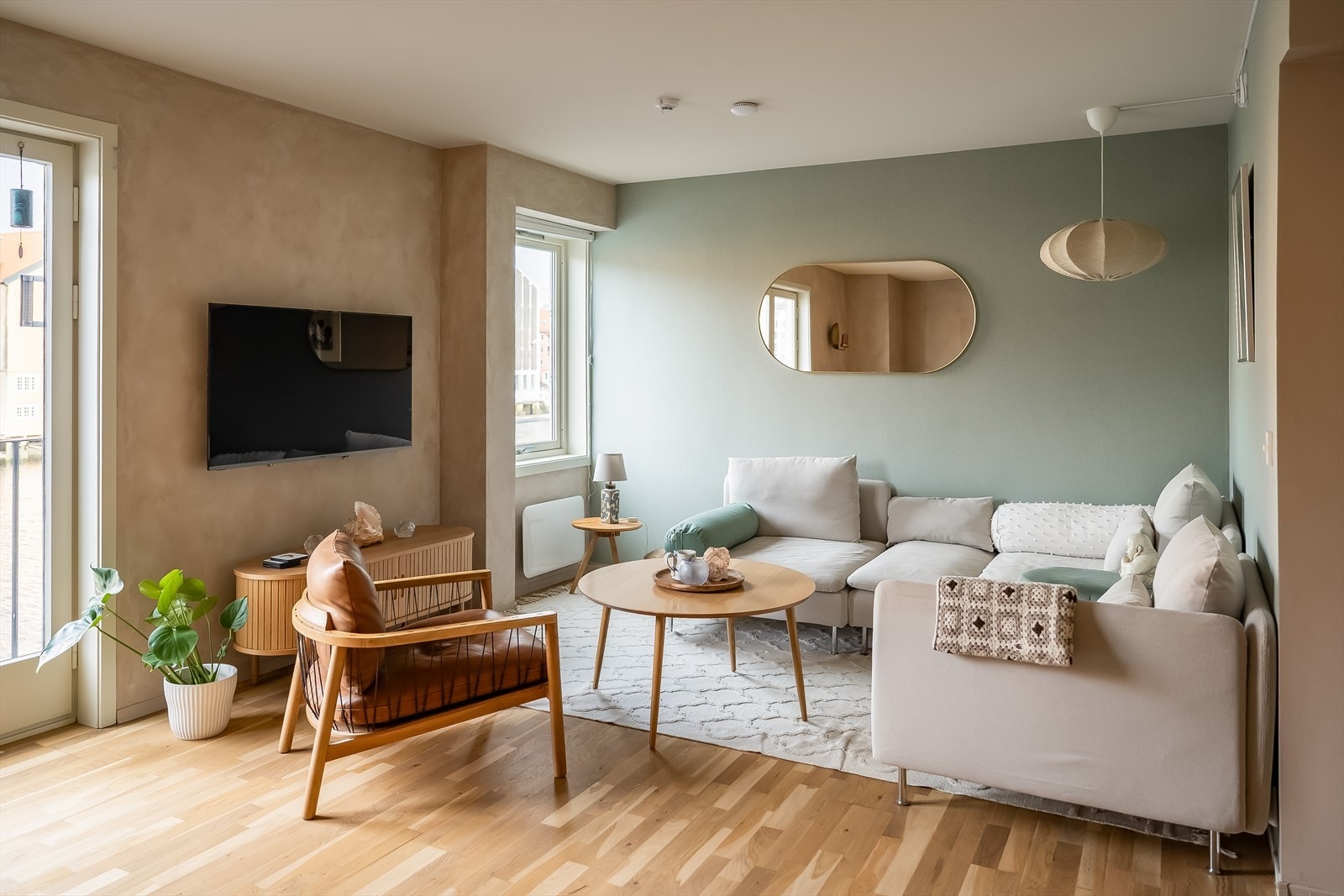 Leiligheten byr på åpen stue- og kjøkkenløsning på 31m². De månedlige felleskostnadene inkluderer blant annet renter og avdrag av felles lån, og diverse vedlikehold/drift iht. regnskap. Galleribilde