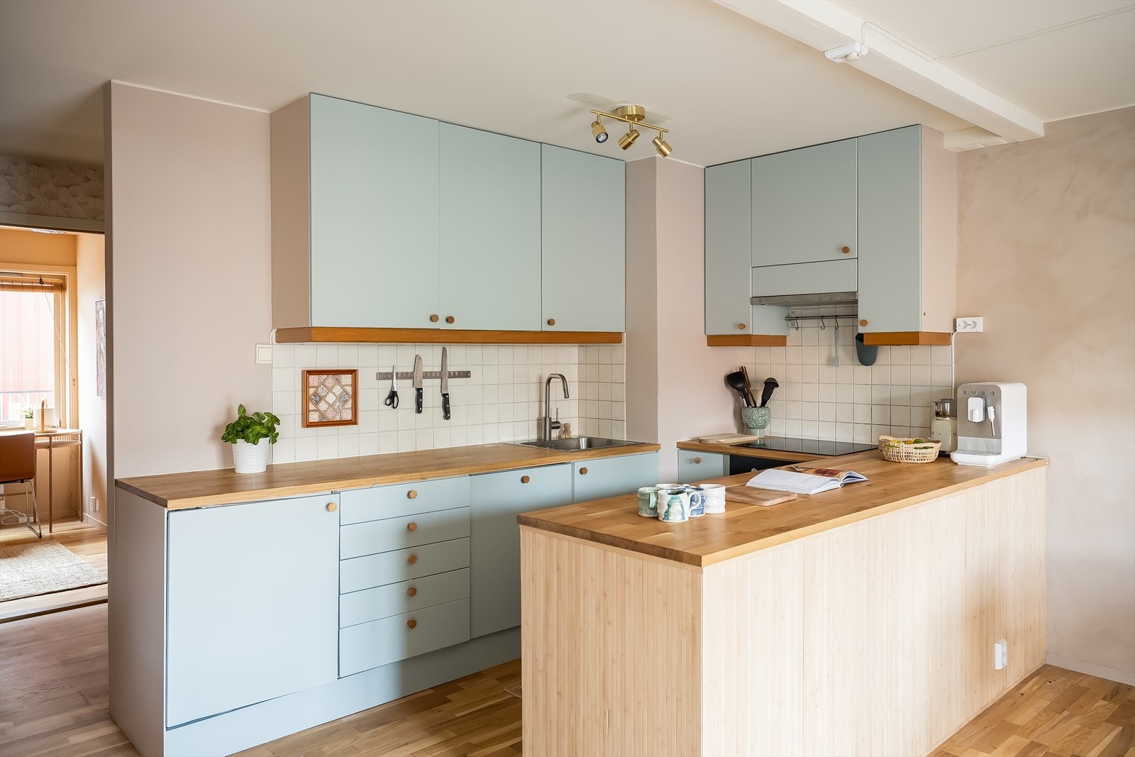 Stilrent kjøkken med benkeplate fra 2023 i tillegg til ble det gjort overflatebehandling av fronter. Galleribilde