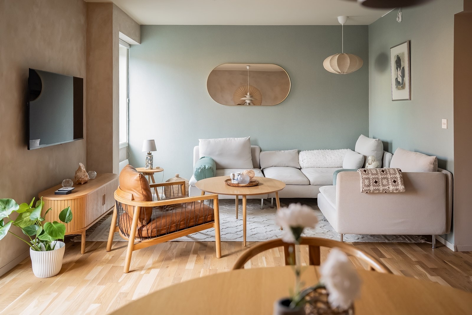 Leiligheten byr på flere gode møbleringsmuligheter, hvor du har plass til både sofagruppe og spiseområde. Galleribilde