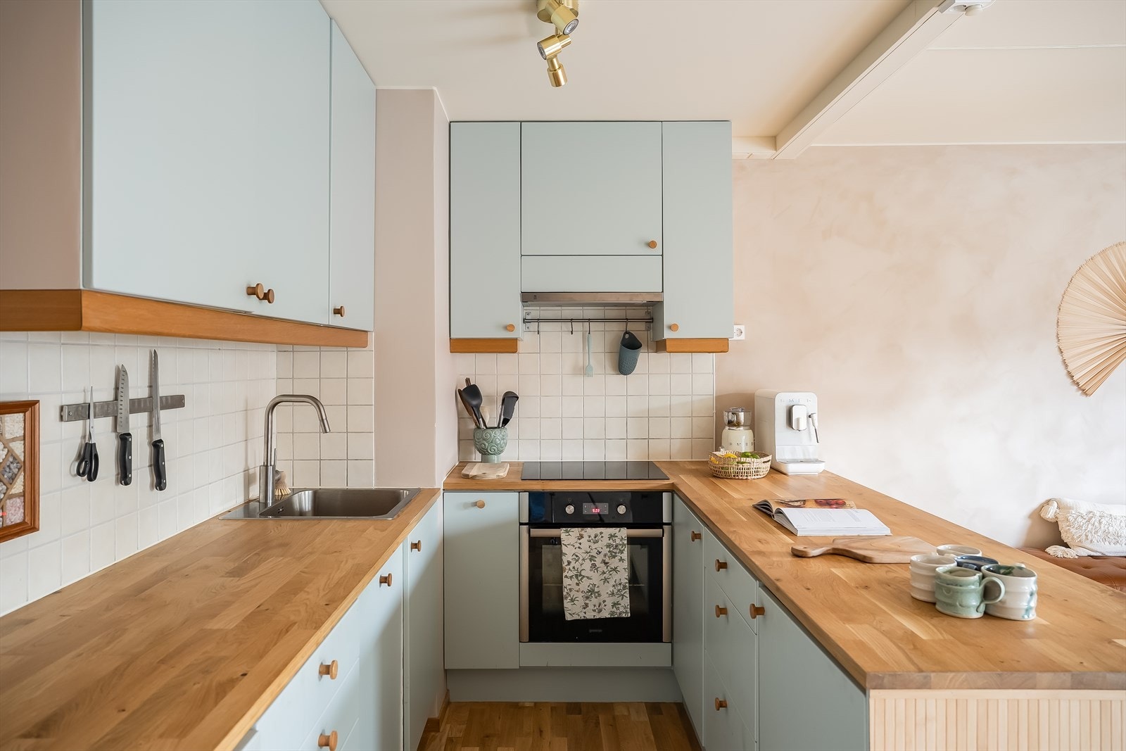 Kjøkkenet har integrerte hvitevarer som kjøleskap, oppvaskmaskin, platetopp og stekeovn. Disse medfølger handelen. Galleribilde