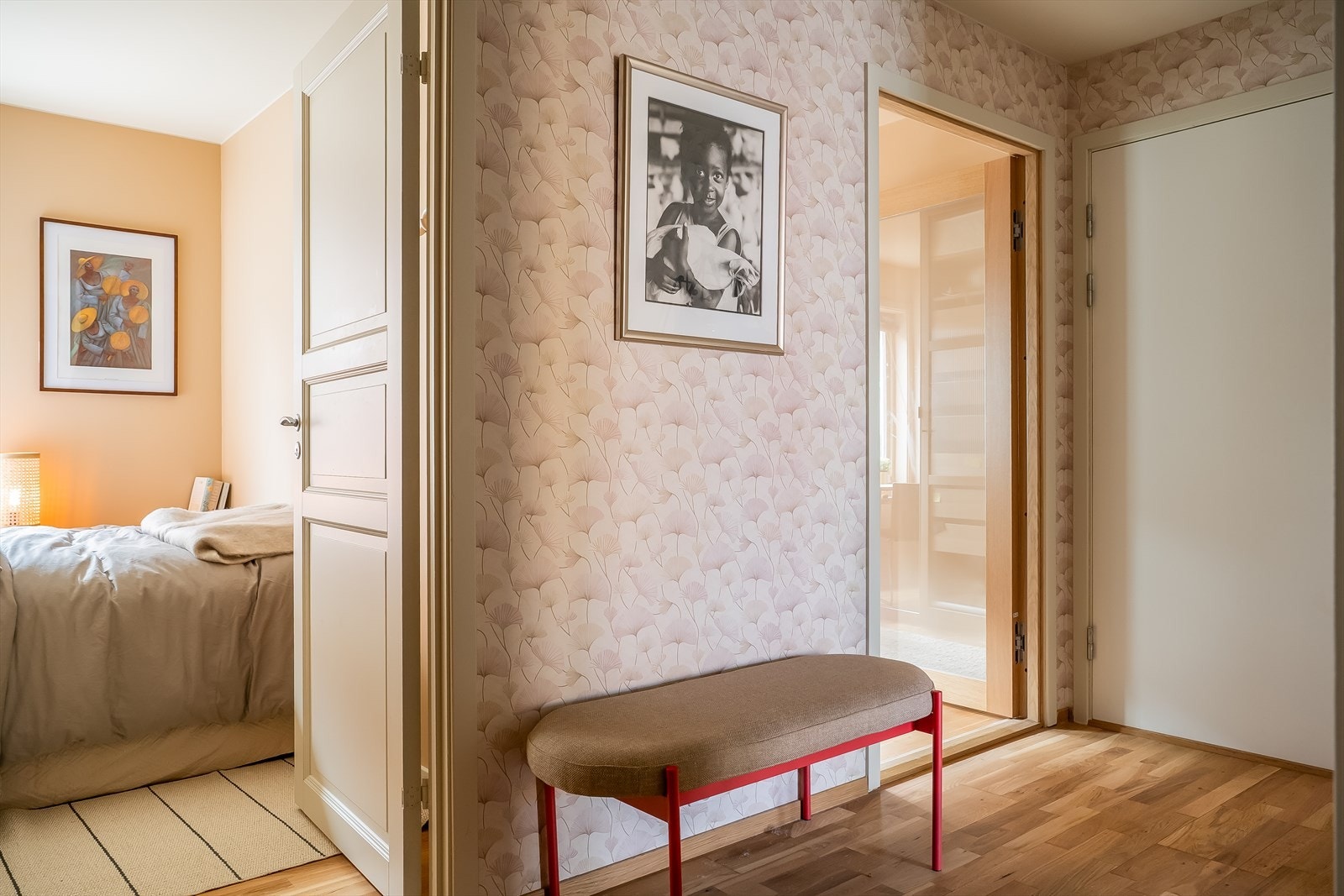 Entréen er på 6,6 m². Leiligheten disponerer egen parkeringsplass i parkeringskjeller. Galleribilde