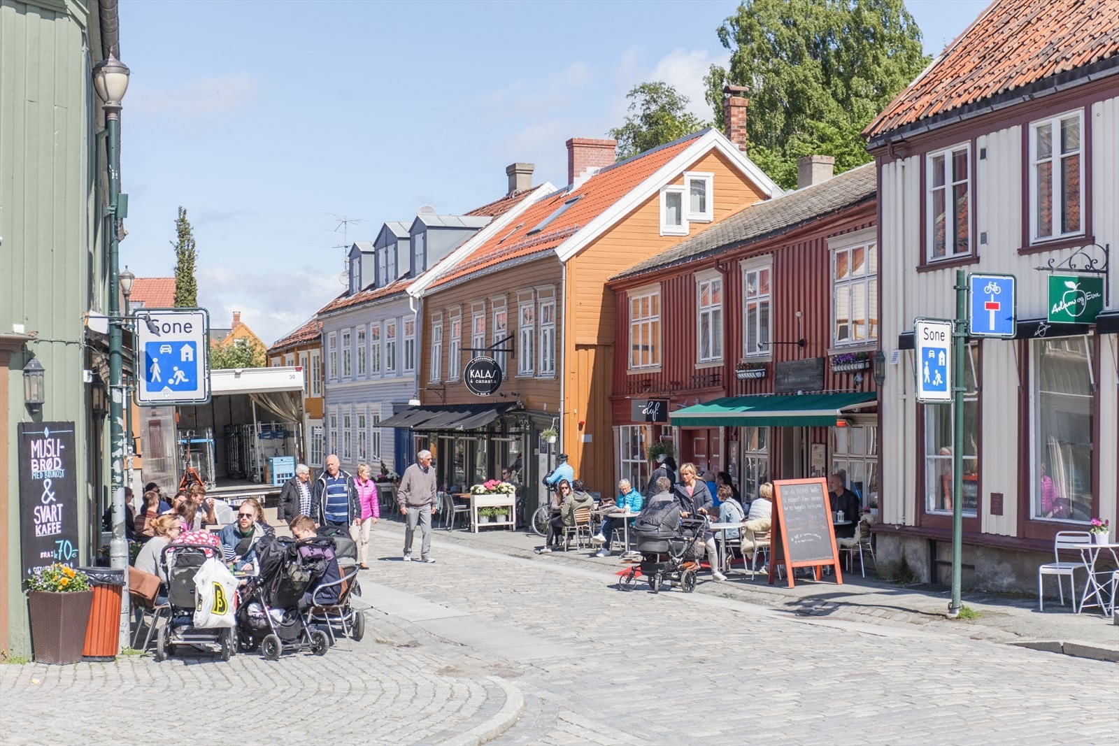 På Bakklandet finner du et bredt utvalg av servicefunksjoner som kaféer, restauranter og små hyggelige butikker. Galleribilde