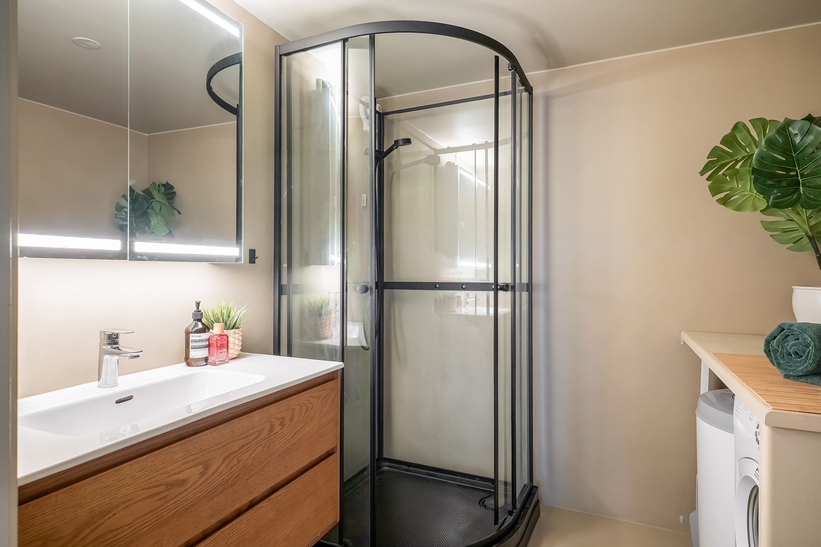 Moderne bad på ca. 5 m² med gulvvarme oppgradert i 2023. Galleribilde