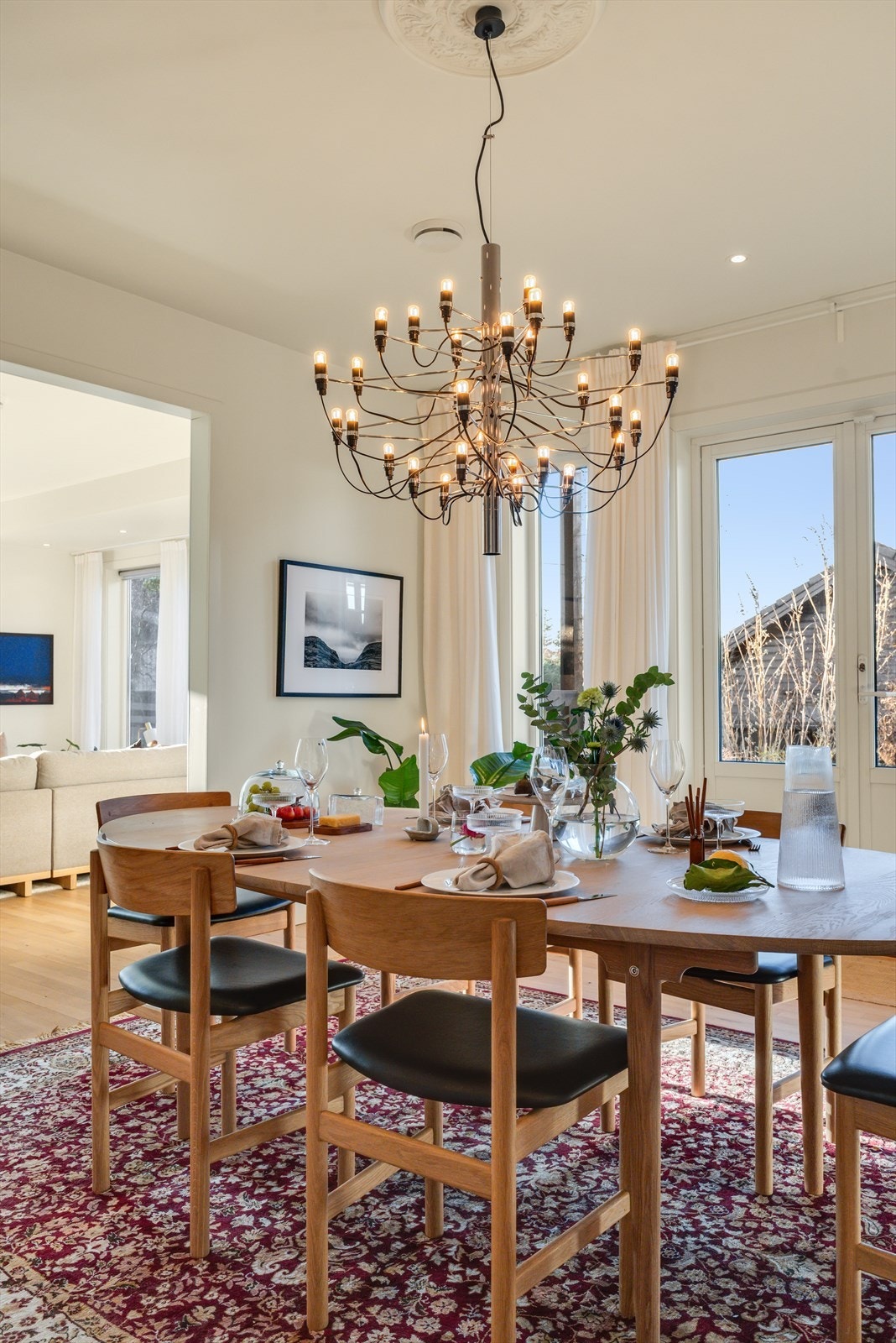 Spisestuen har utgang til pent opparbeidet uteareal Galleribilde