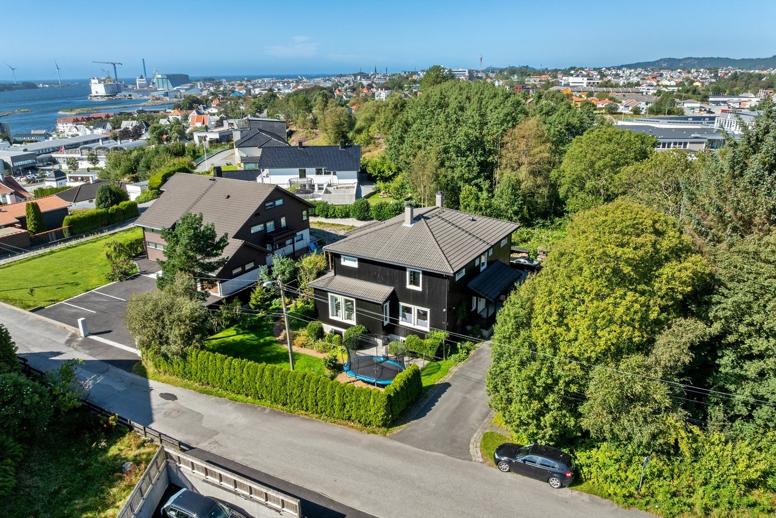 Stor, velplanlagt og opparbeidet hage av Komplett Utemiljø Galleribilde