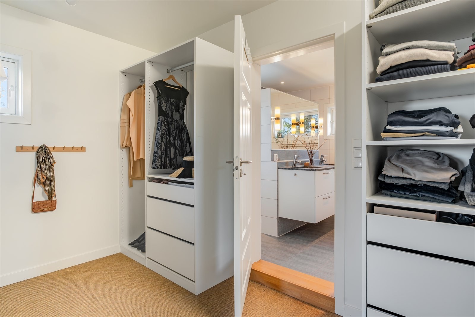 Hovedsoverommet har egen walk-in levert av Kvik (2024) Galleribilde