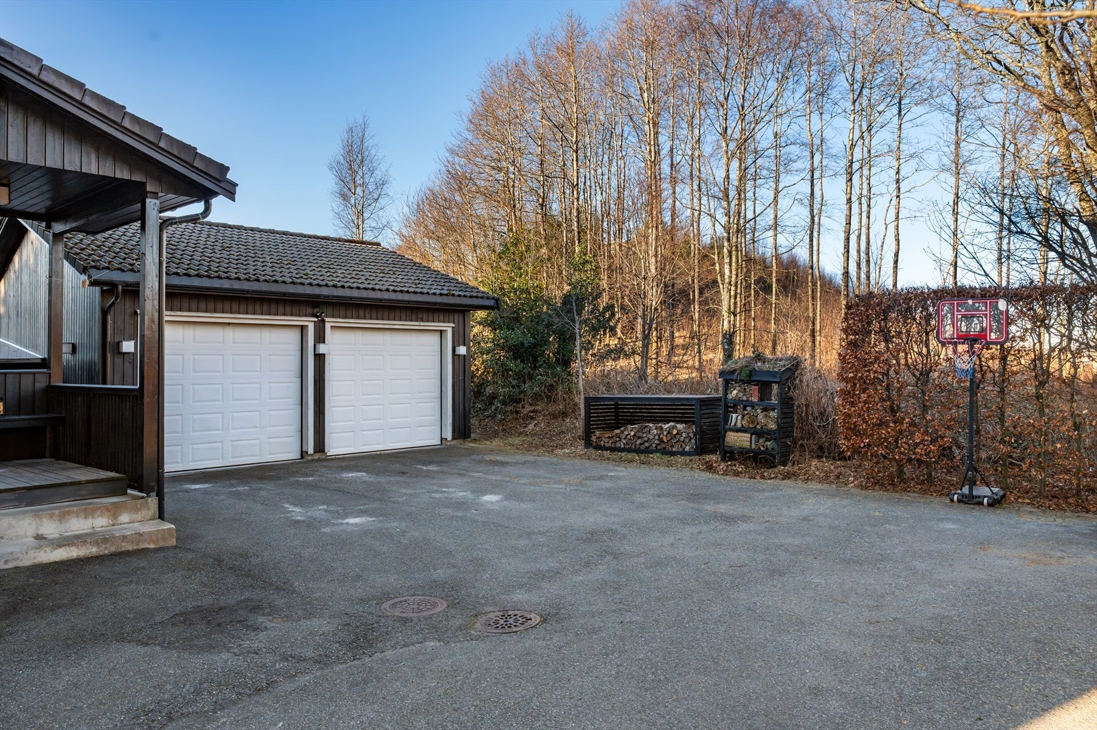 Asfaltert gårdsrom og oppkjørsel Galleribilde