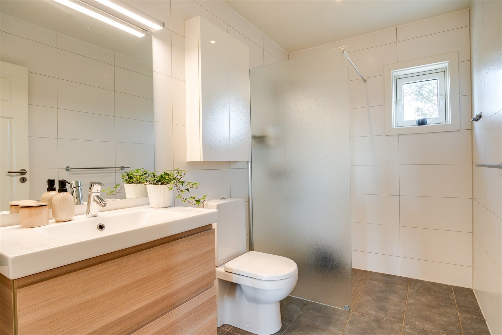 Bad nr to har innredning med nedfelt servant, toalett og dusjvegger/hjørne Galleribilde