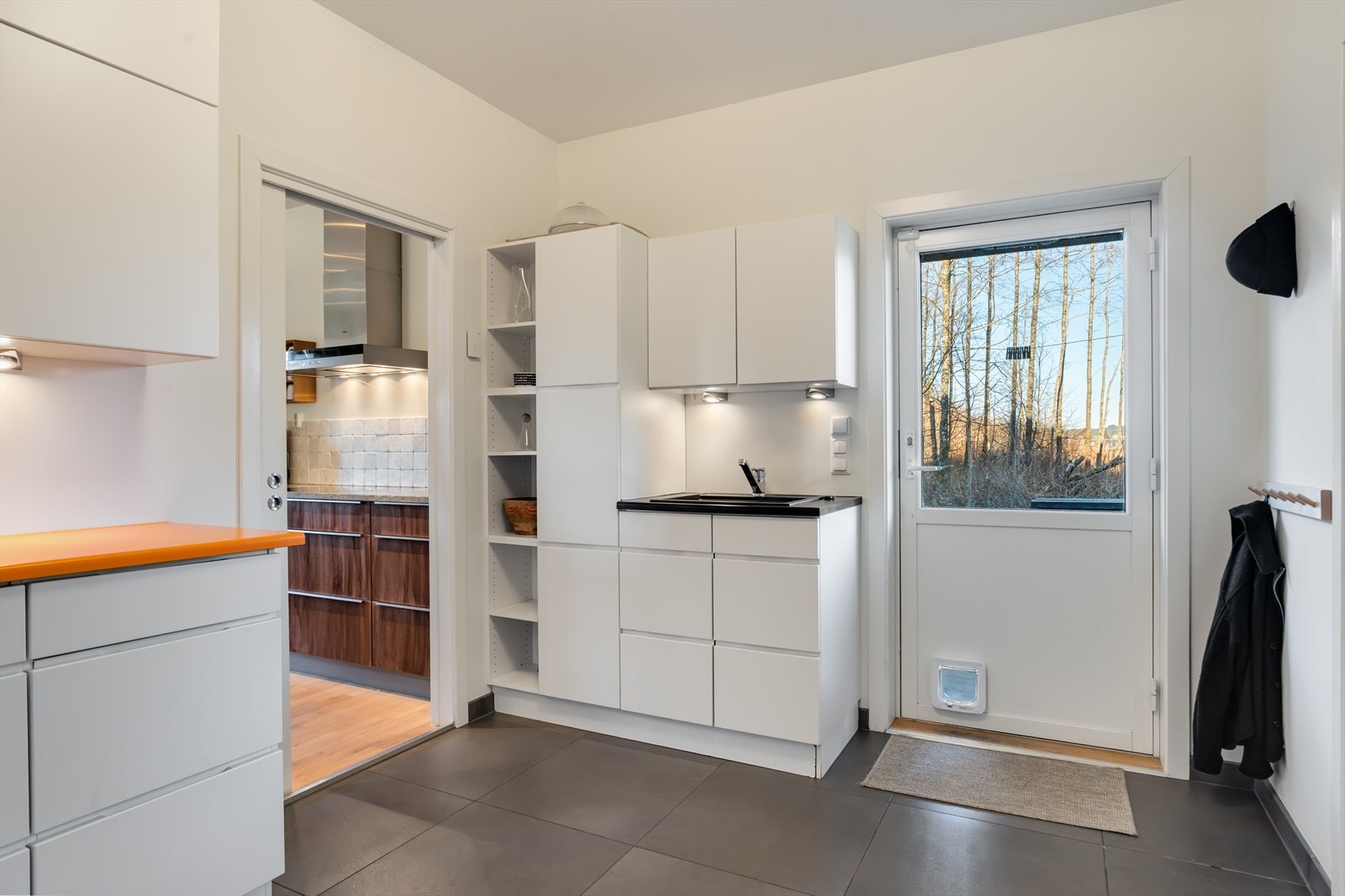 Vaskerom/grovkjøkken m/bi-inngang Galleribilde