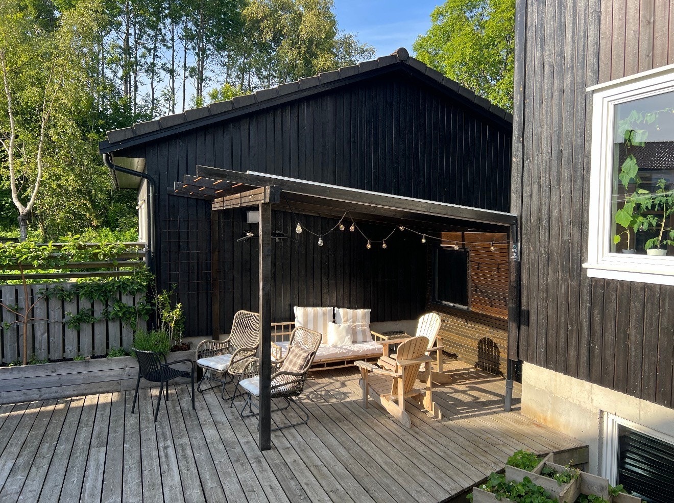 Ulike soner hvor en enkelt kan møblere med hagemøblement, solstoler og grill Galleribilde