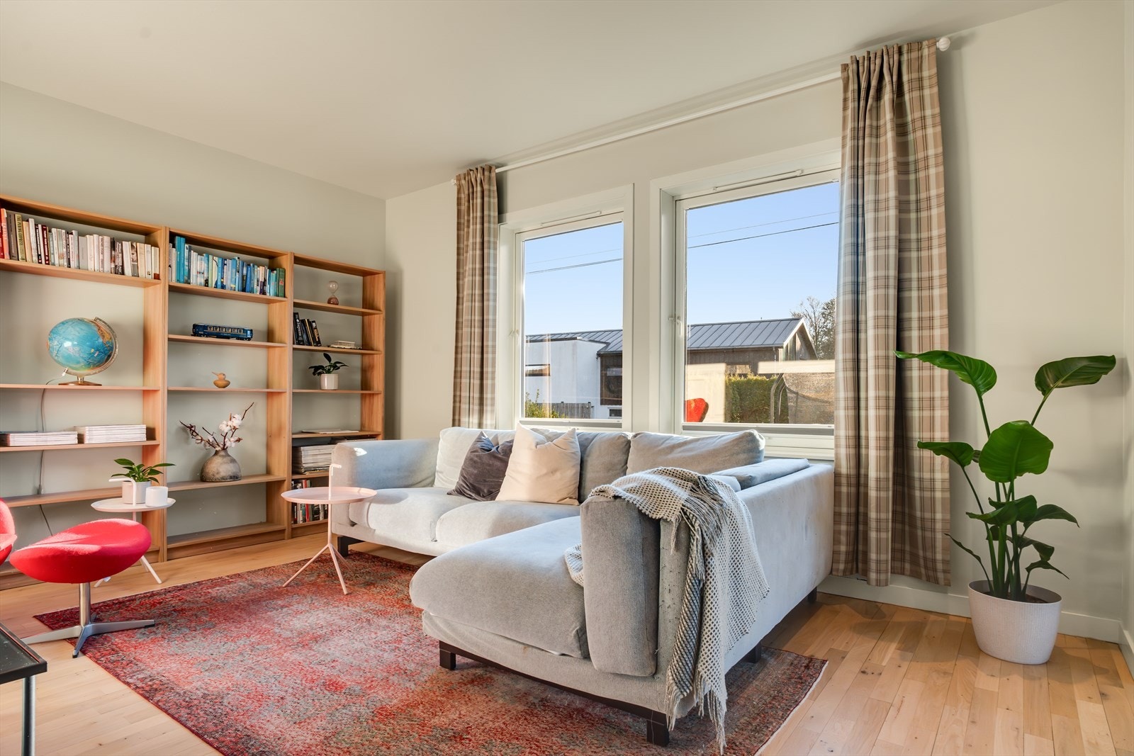 Romslig bibliotek v/stuen Galleribilde