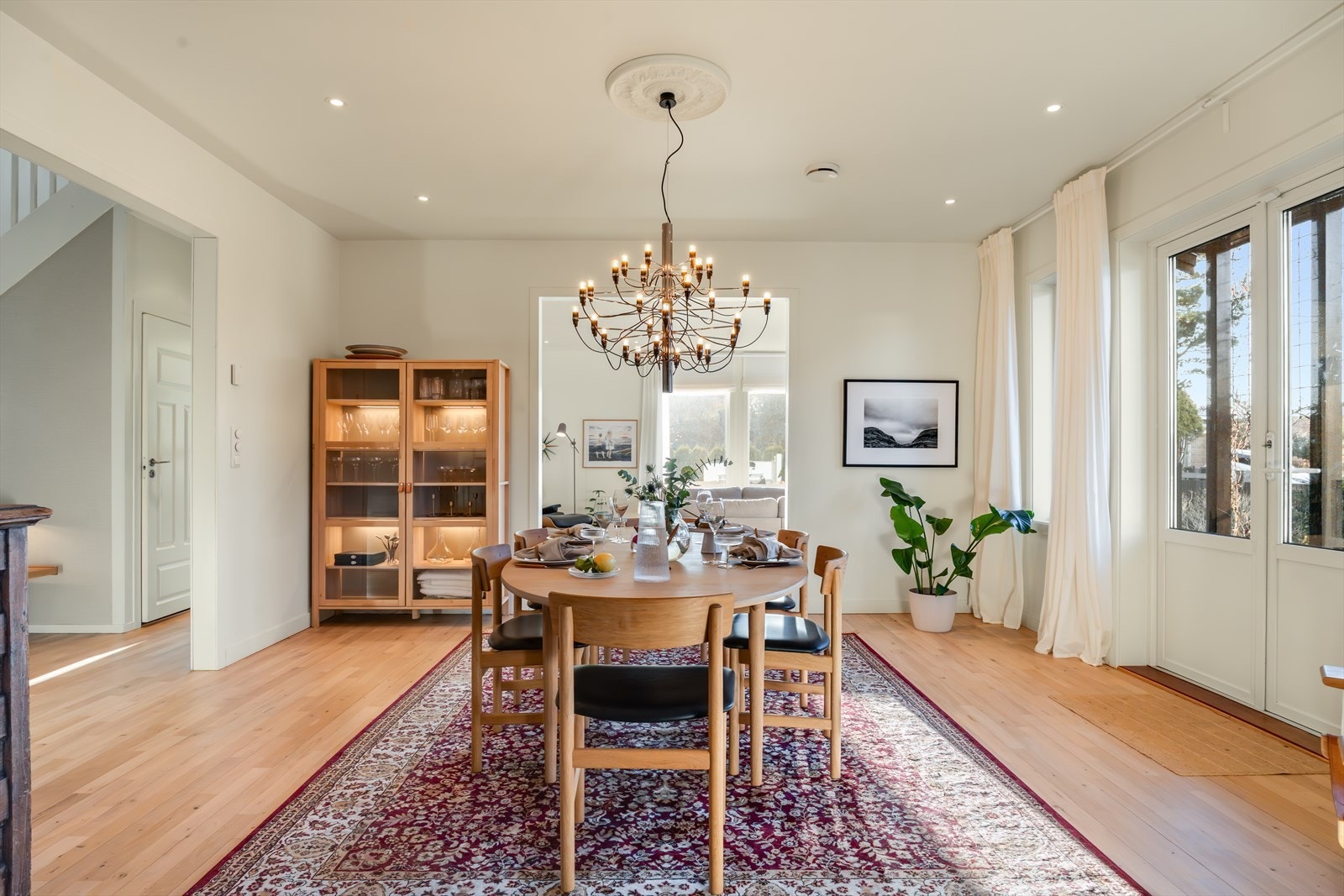 Rommet egner seg godt til spisebord for hele familien Galleribilde