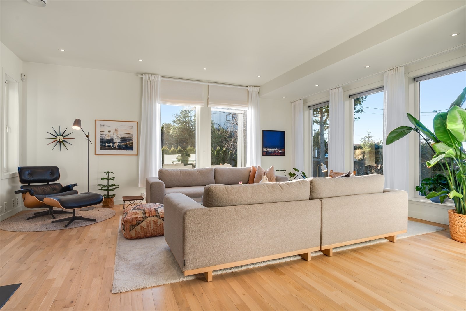 Svært behagelig og luftig romfølelse m/gode møbleringsmuligheter Galleribilde