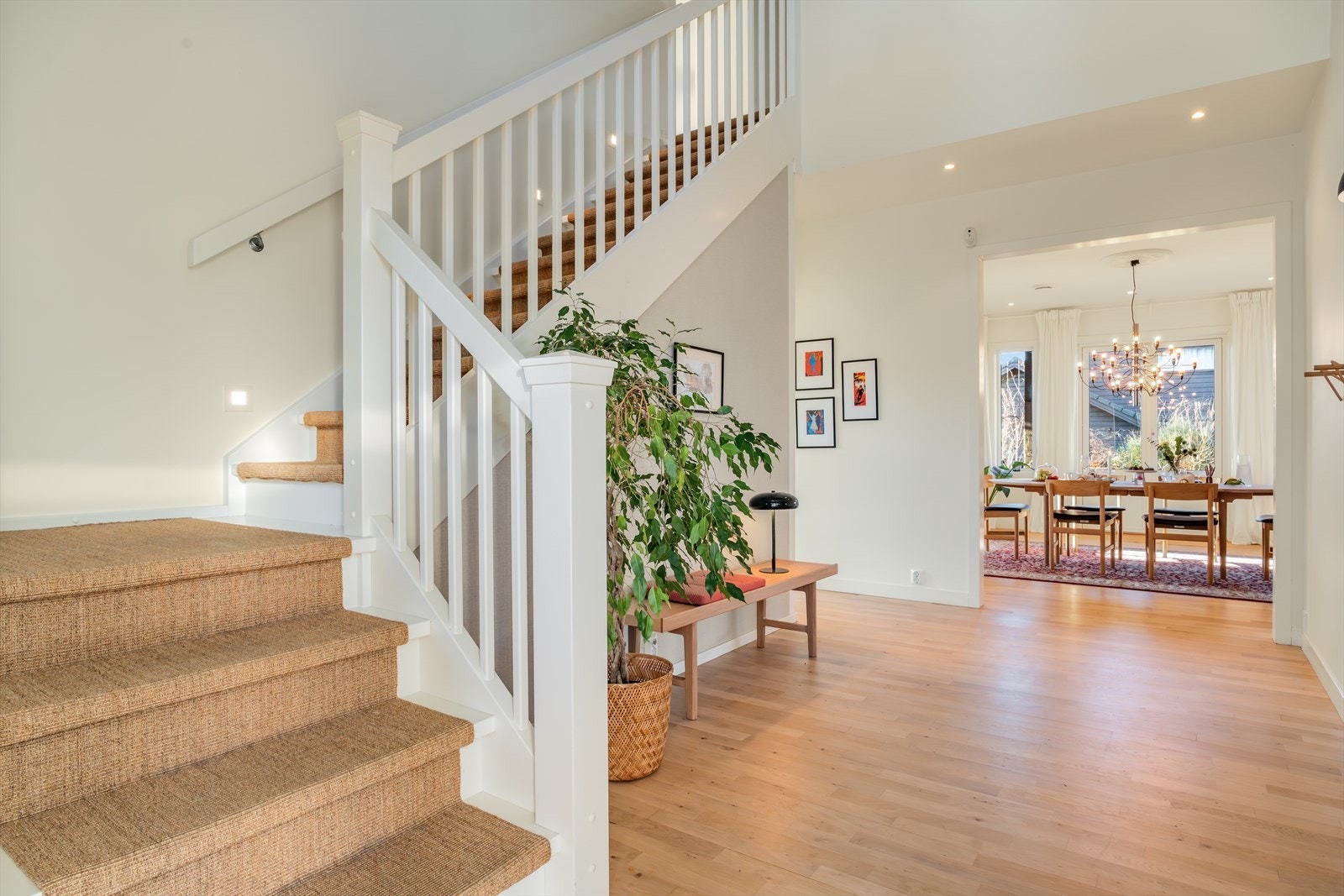 Innbydende entre med god plass til gangmøblement og oppheng av ytterklær Galleribilde