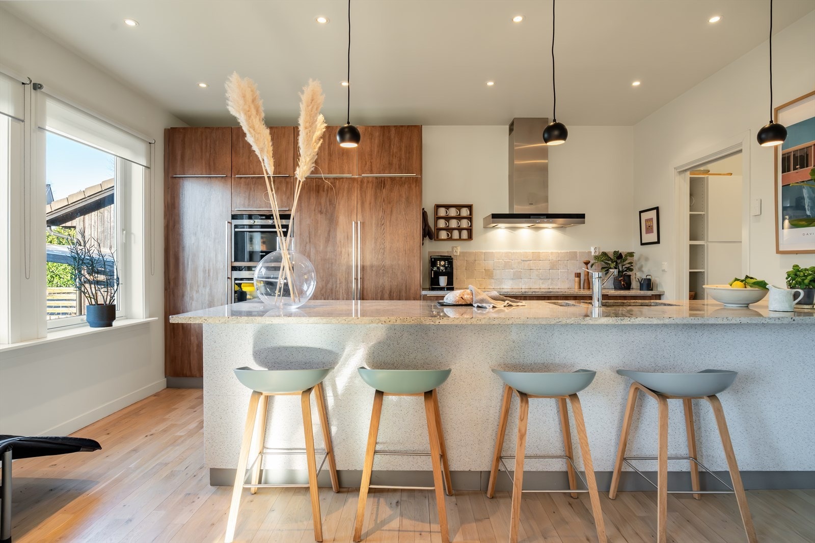 Kjøkkenet har godt med skap -og benkeplass til matlaging/oppbevaring Galleribilde