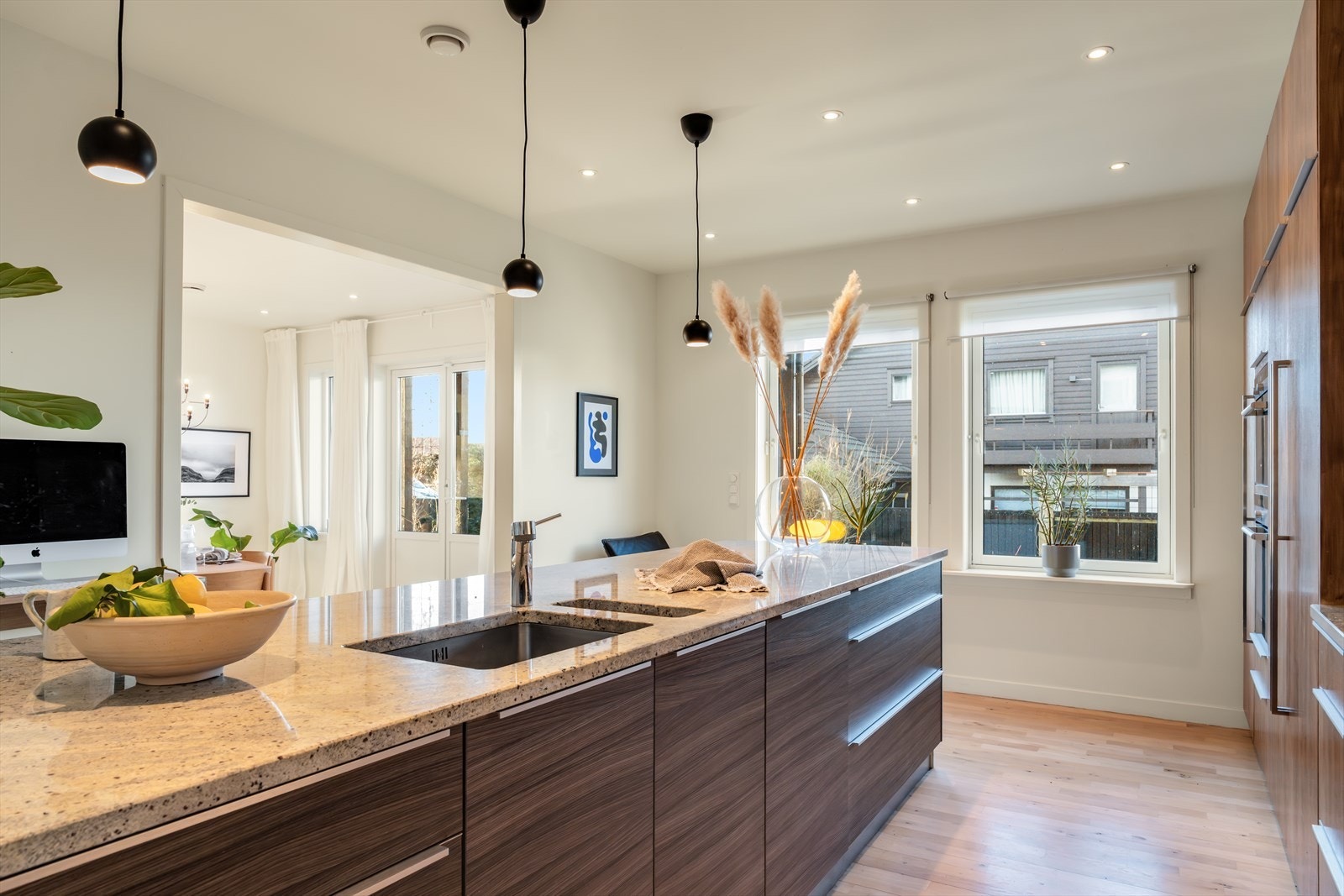 Dels åpen atmosfære til spisetuen og stor kjøkkenøy m/barløsning Galleribilde