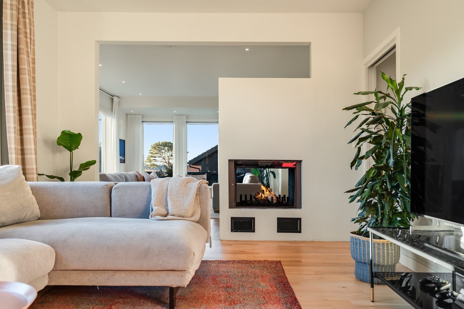 Peisen kan åpnes fra begge sider Galleribilde