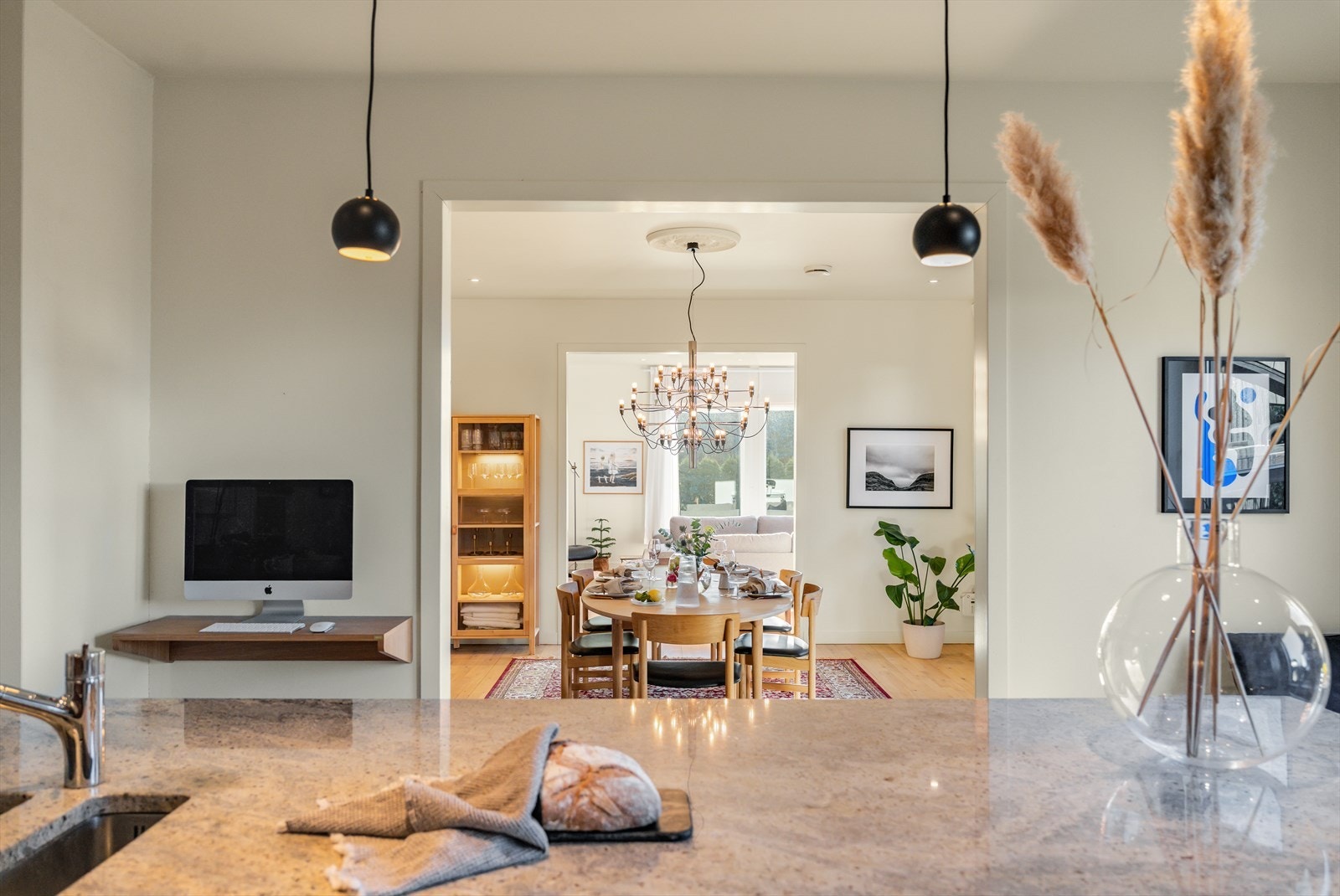 Generelt god planløsning, listefrie overganger til himling og tiltalende fargevalg Galleribilde