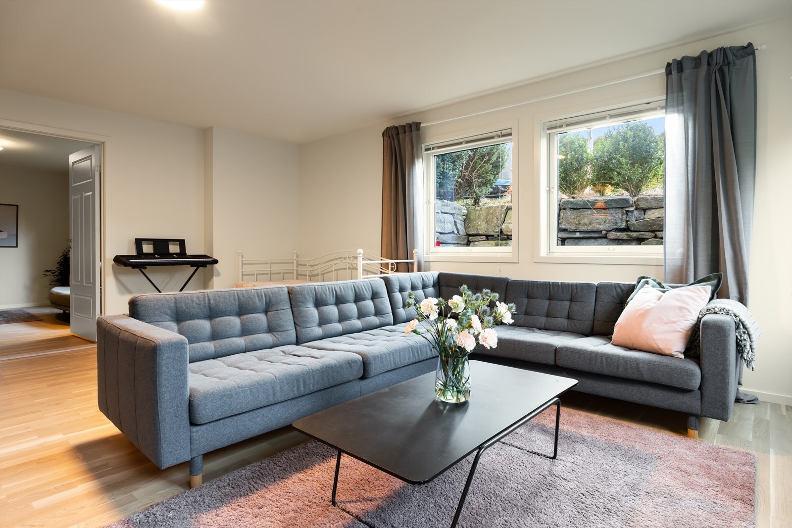 Stuen egner seg godt til sofagruppe, spisebord og øvrig stuemøblement Galleribilde