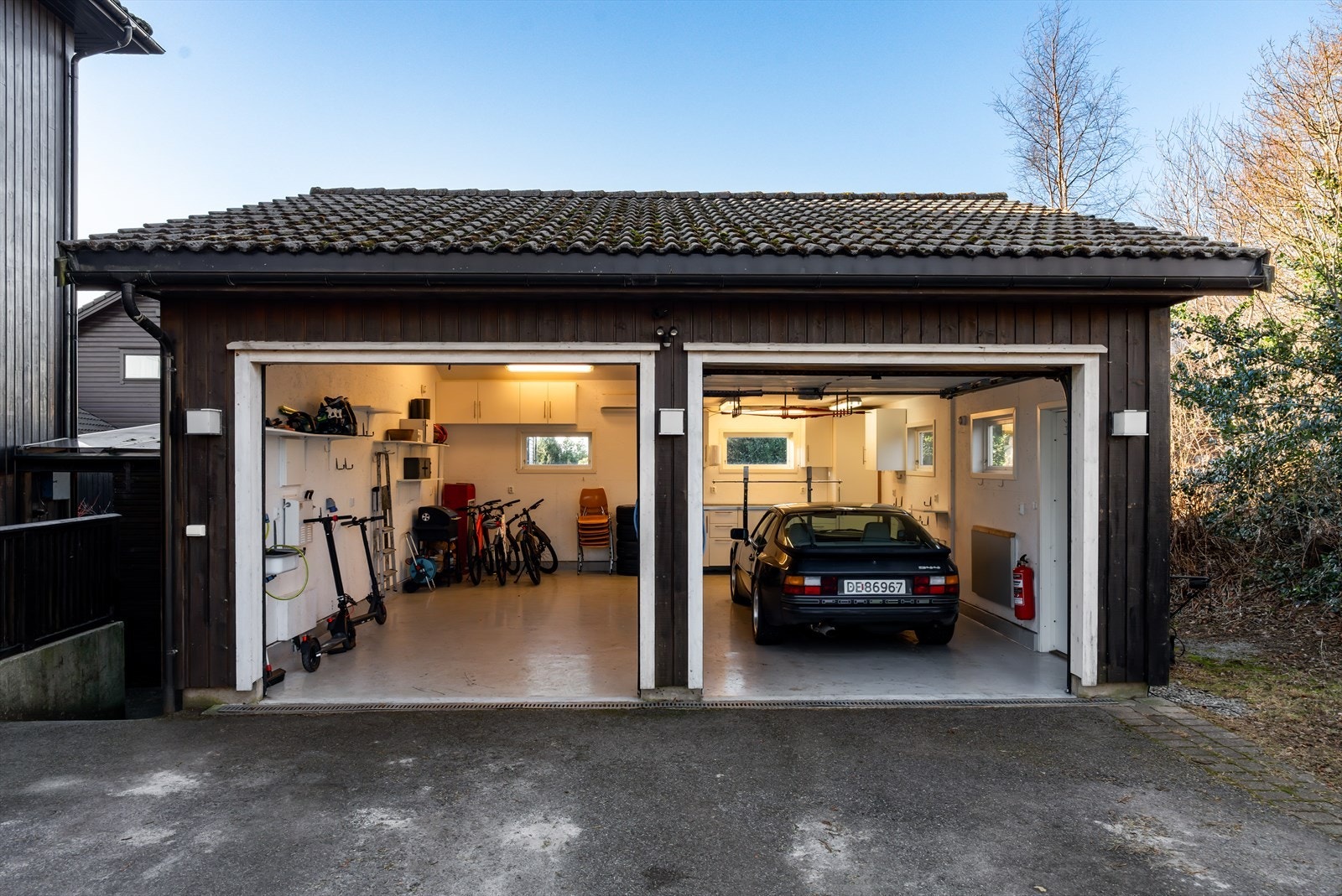 Stor dobbel garasje m/elektriske porter og elbil lader Galleribilde