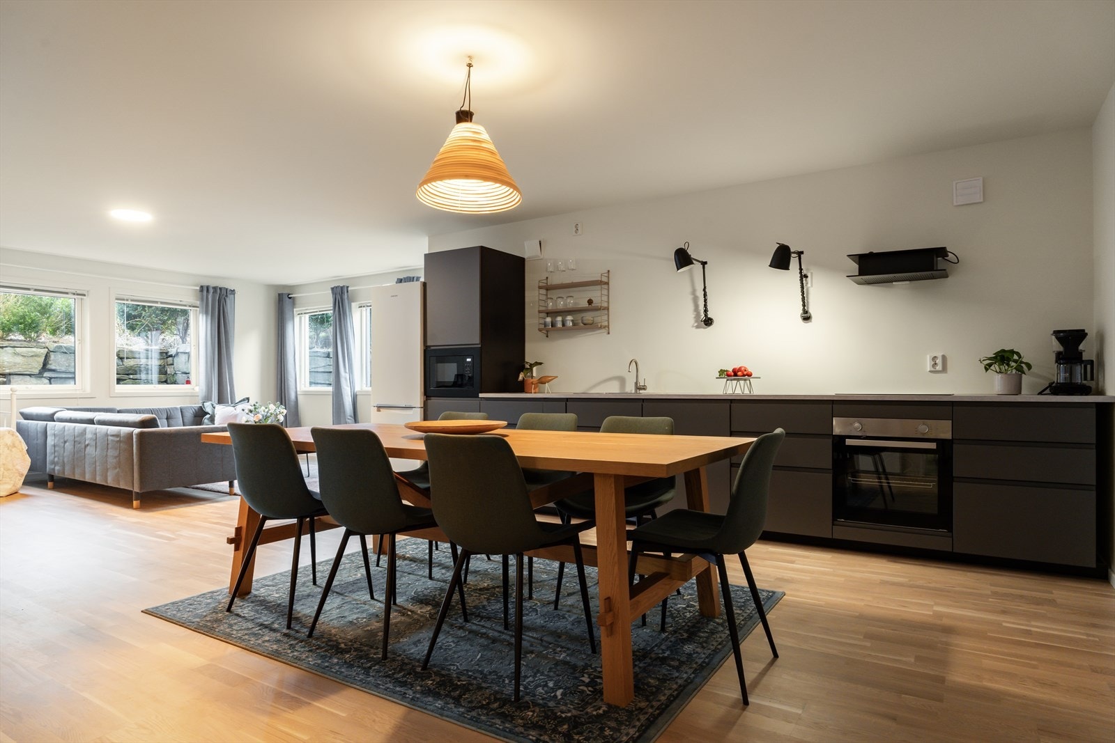 Det er montert kjøkken fra IKEA (2025) i kjellerstuen Galleribilde