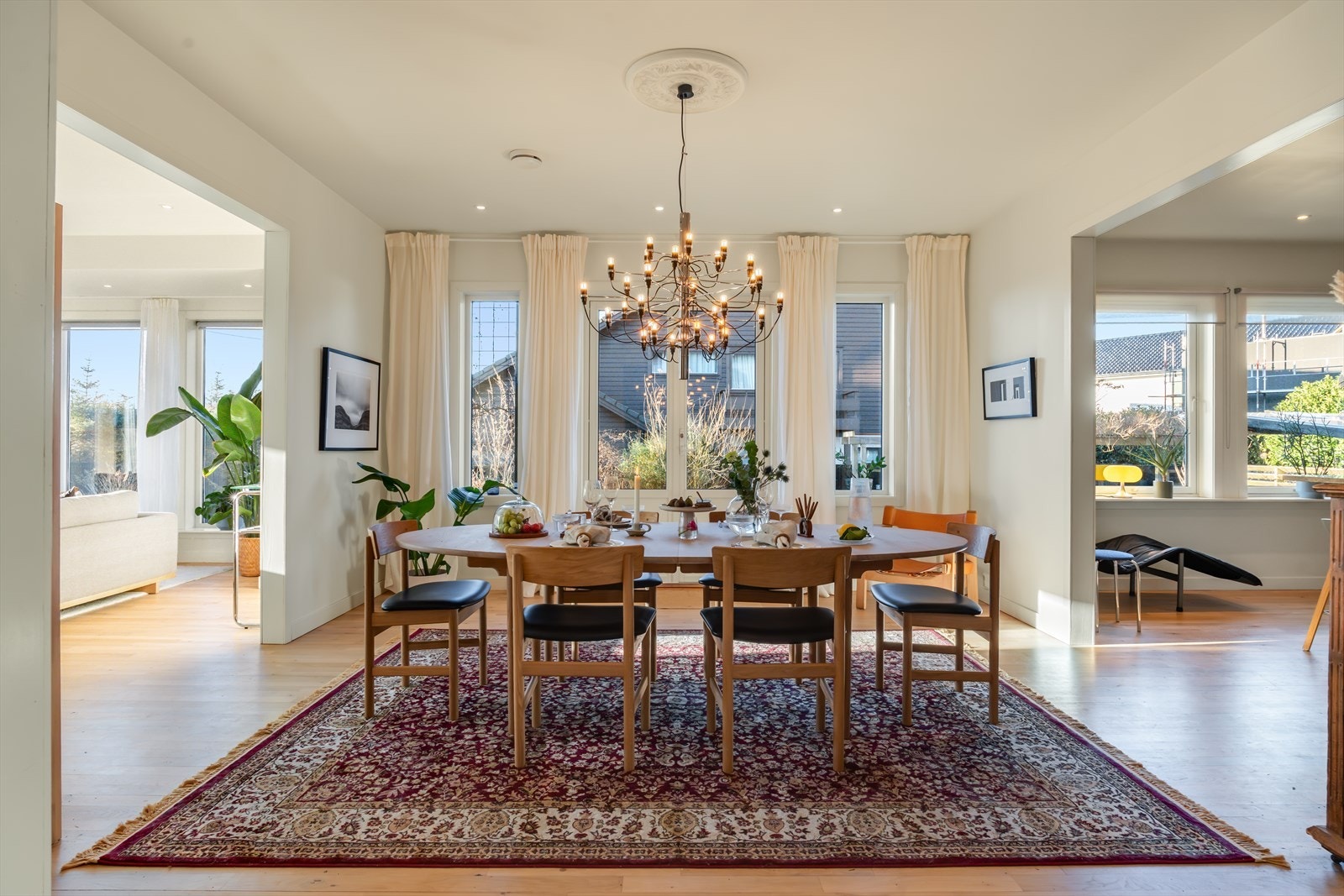 Herlig spisestue mellom kjøkken og stue Galleribilde