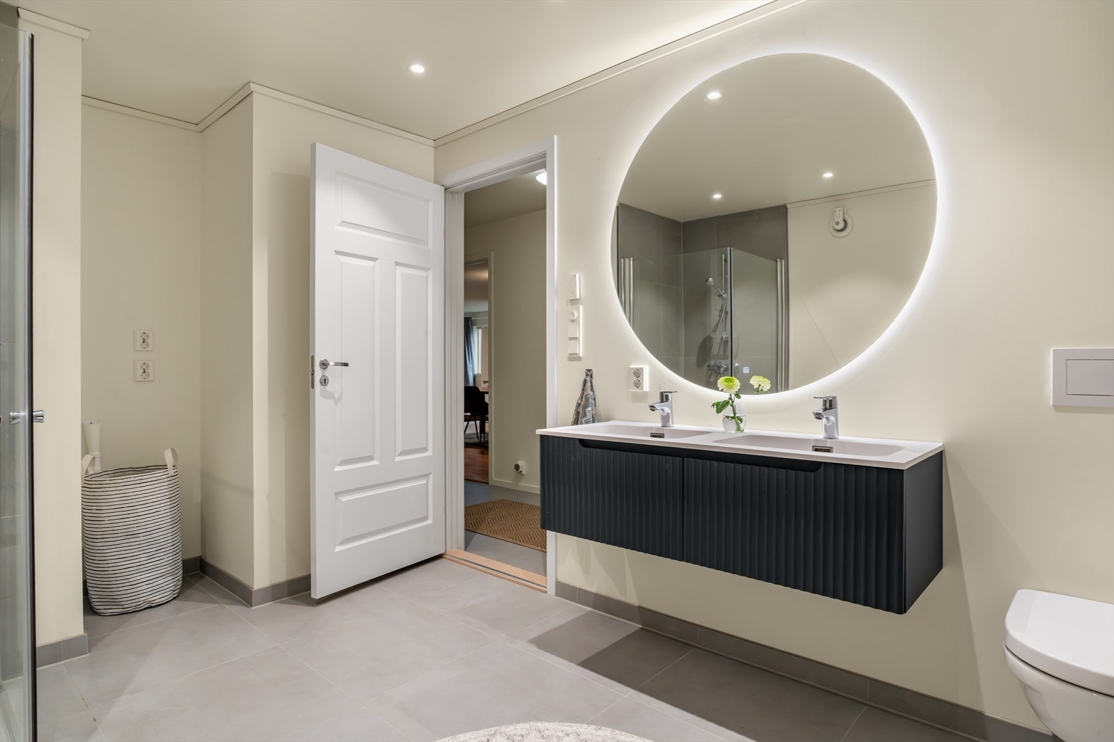 Underetasjen har pent bad m/innredning, dusj, badekar og vegghengt toalett Galleribilde