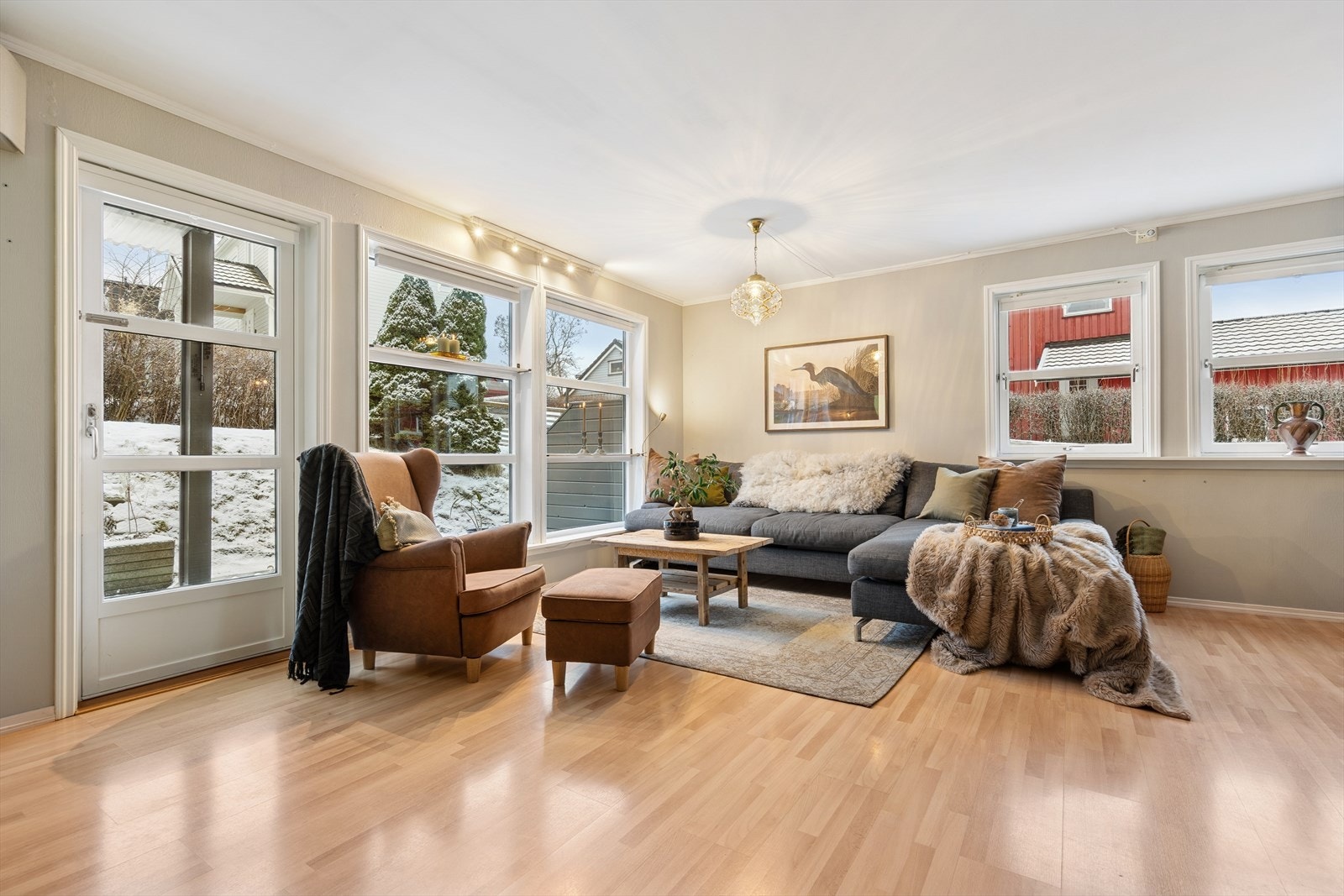 En lys og romslig stue med plass til flere sittegrupper. Galleribilde