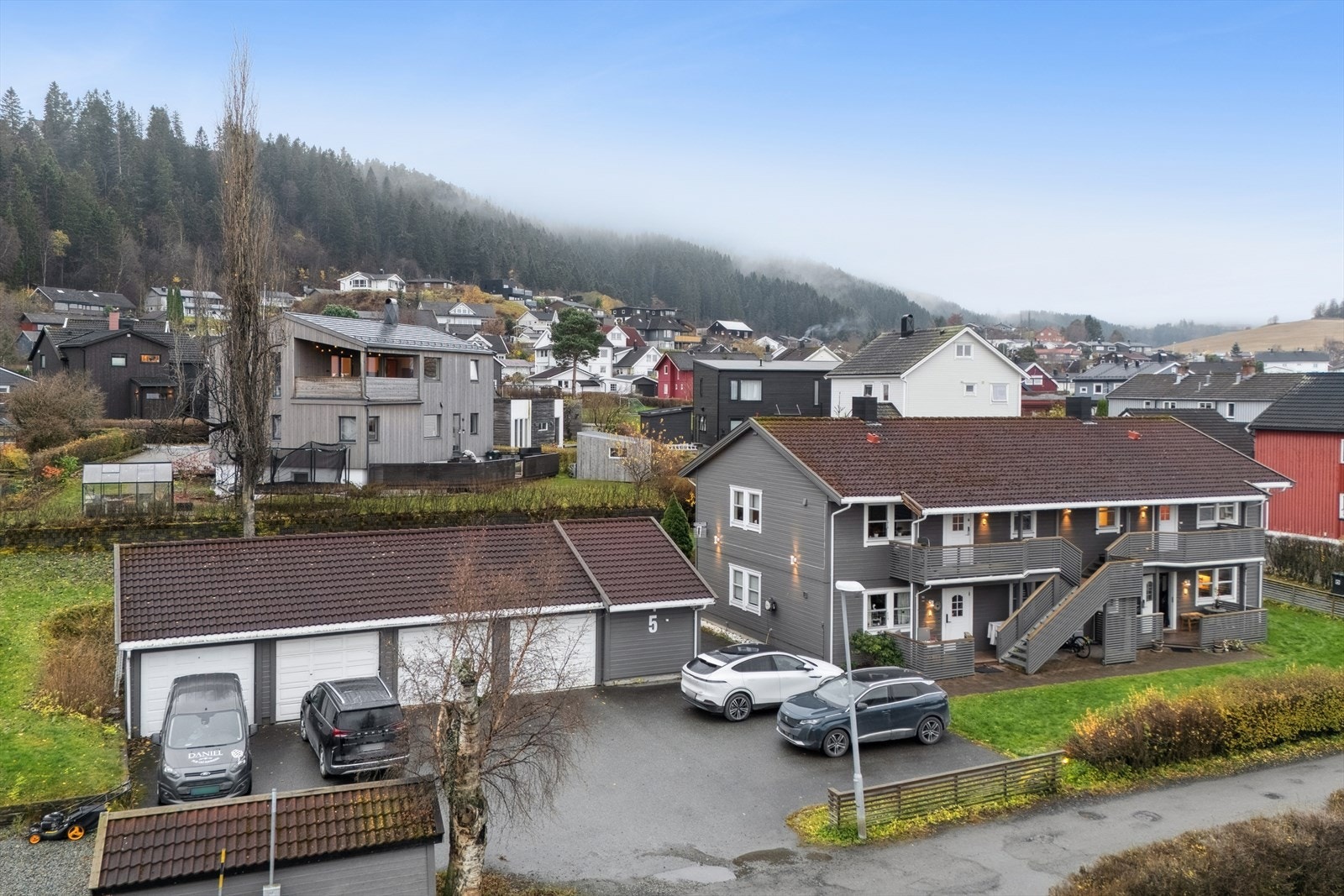 Boligen ligger i rolige omgivelser, men med kort avstand til det meste man trenger i hverdagen. Galleribilde