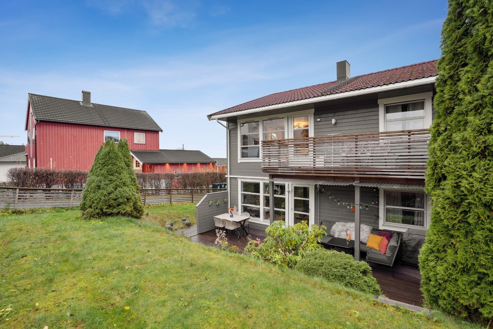 Flott beliggenhet i 1. etasje omkranset av plenarealer. Galleribilde