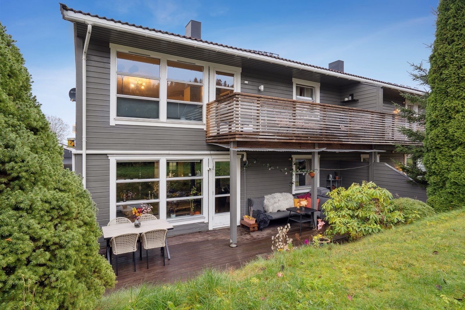 Direkte adkomst til felles hage fra terrassen. Galleribilde