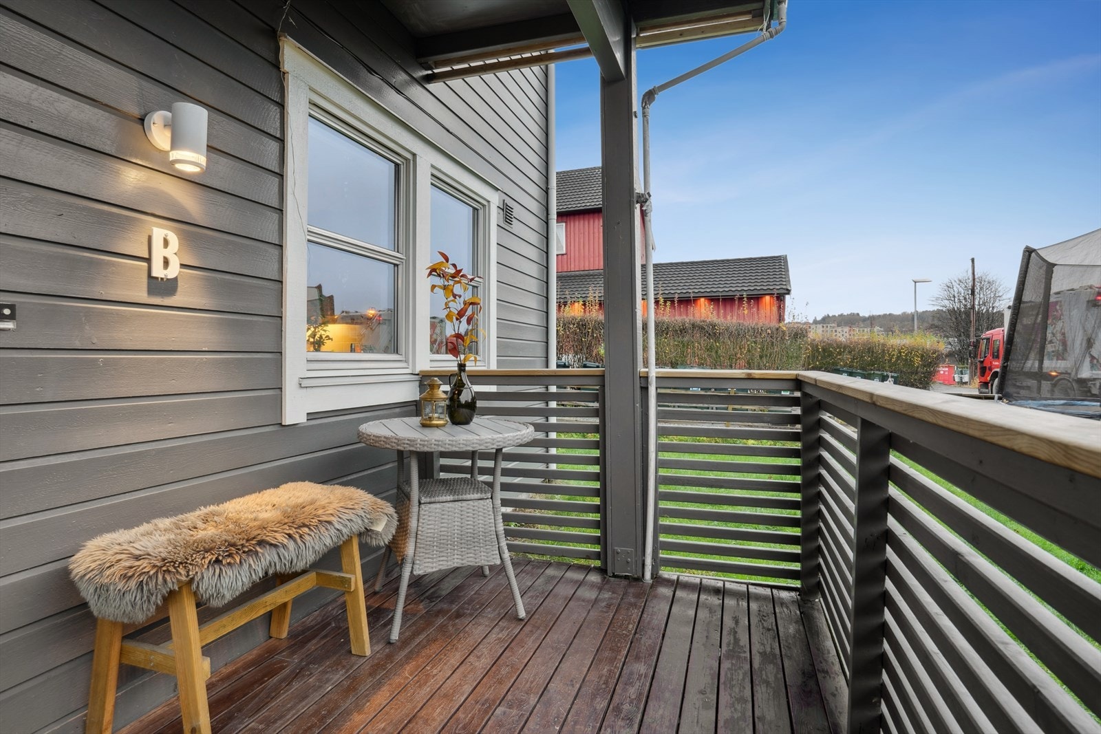 Koselig inngangsparti med kveldssolen og plass til bord og stoler. Galleribilde